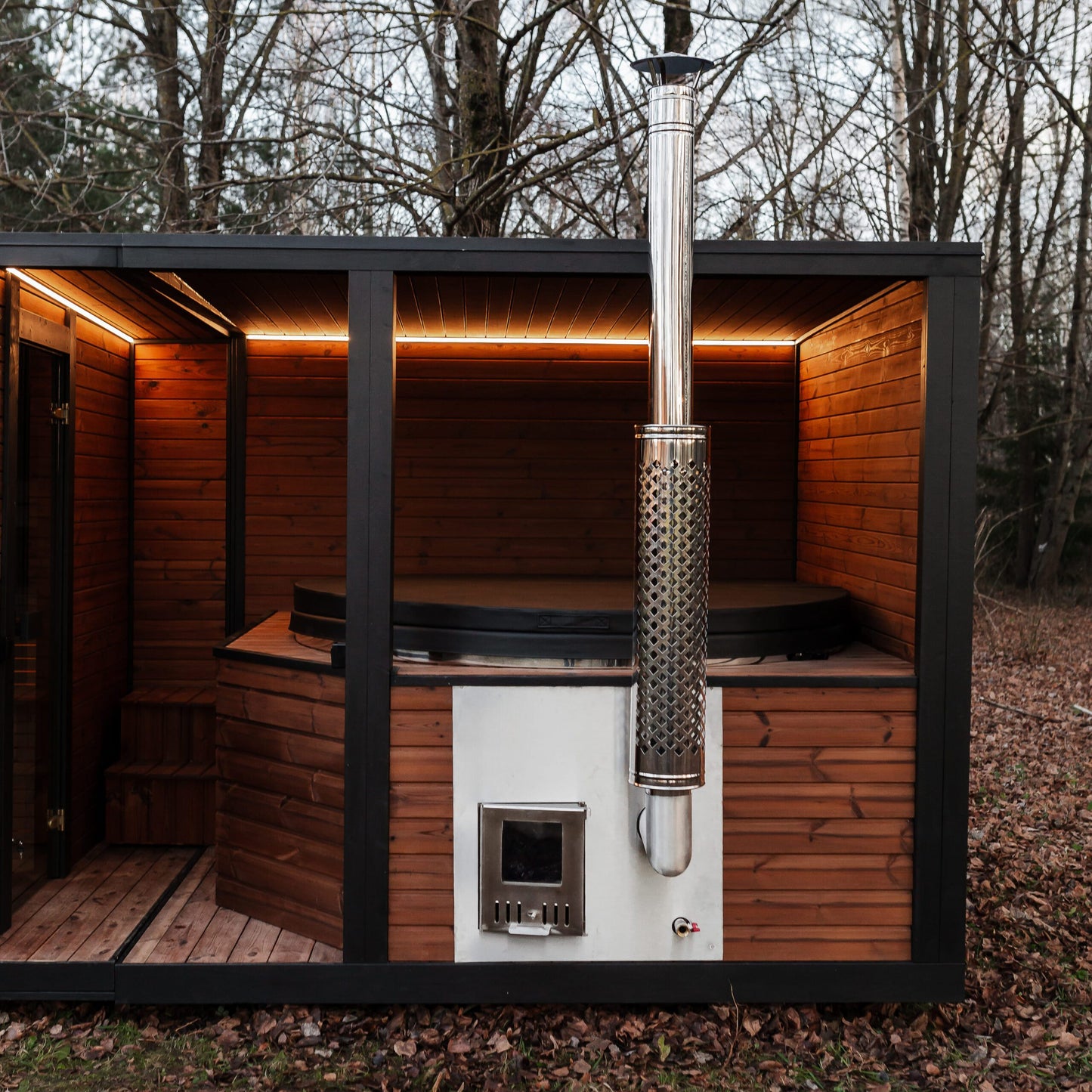 Thermoholz-Außensauna mit integriertem Hot Tub