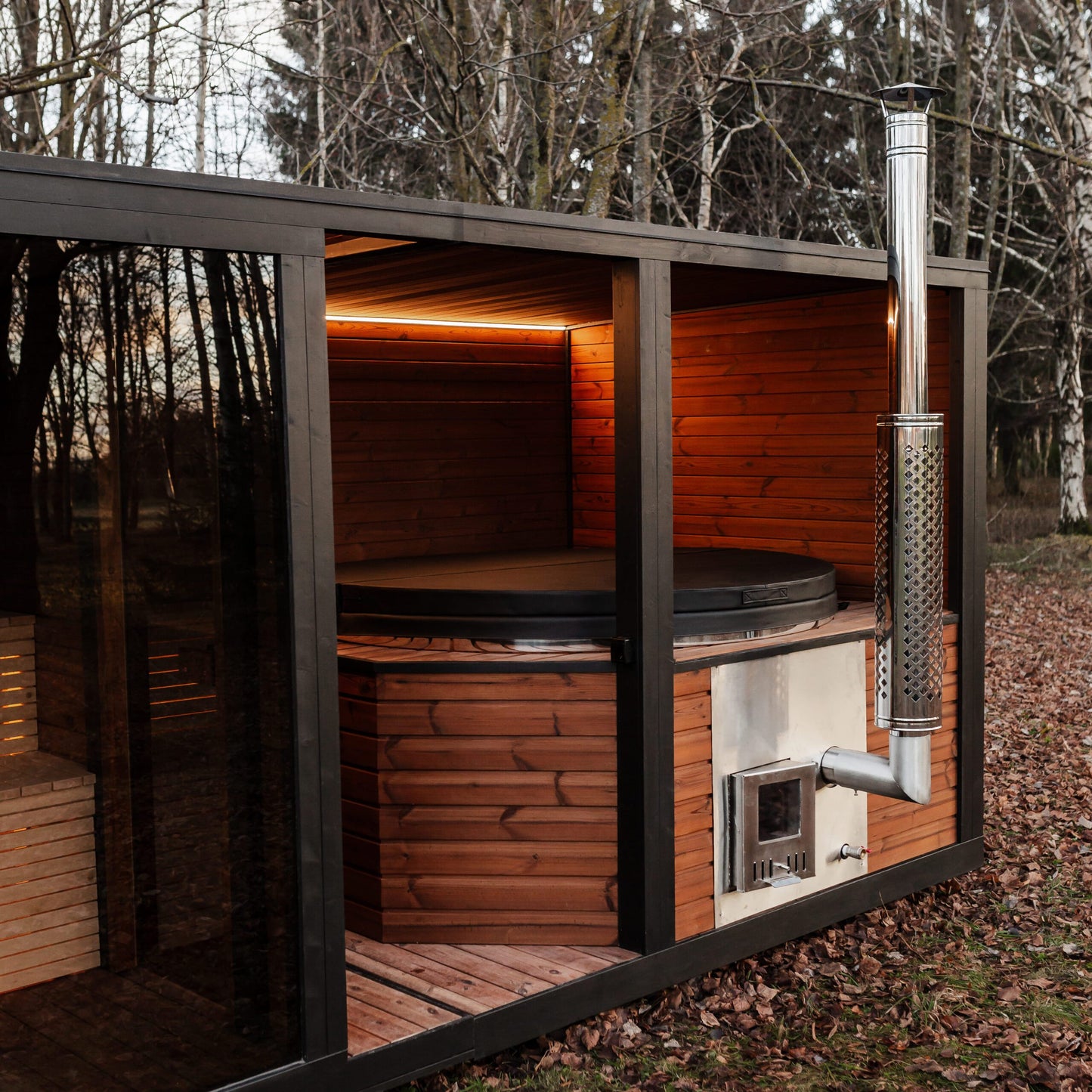 Thermoholz-Außensauna mit integriertem Hot Tub