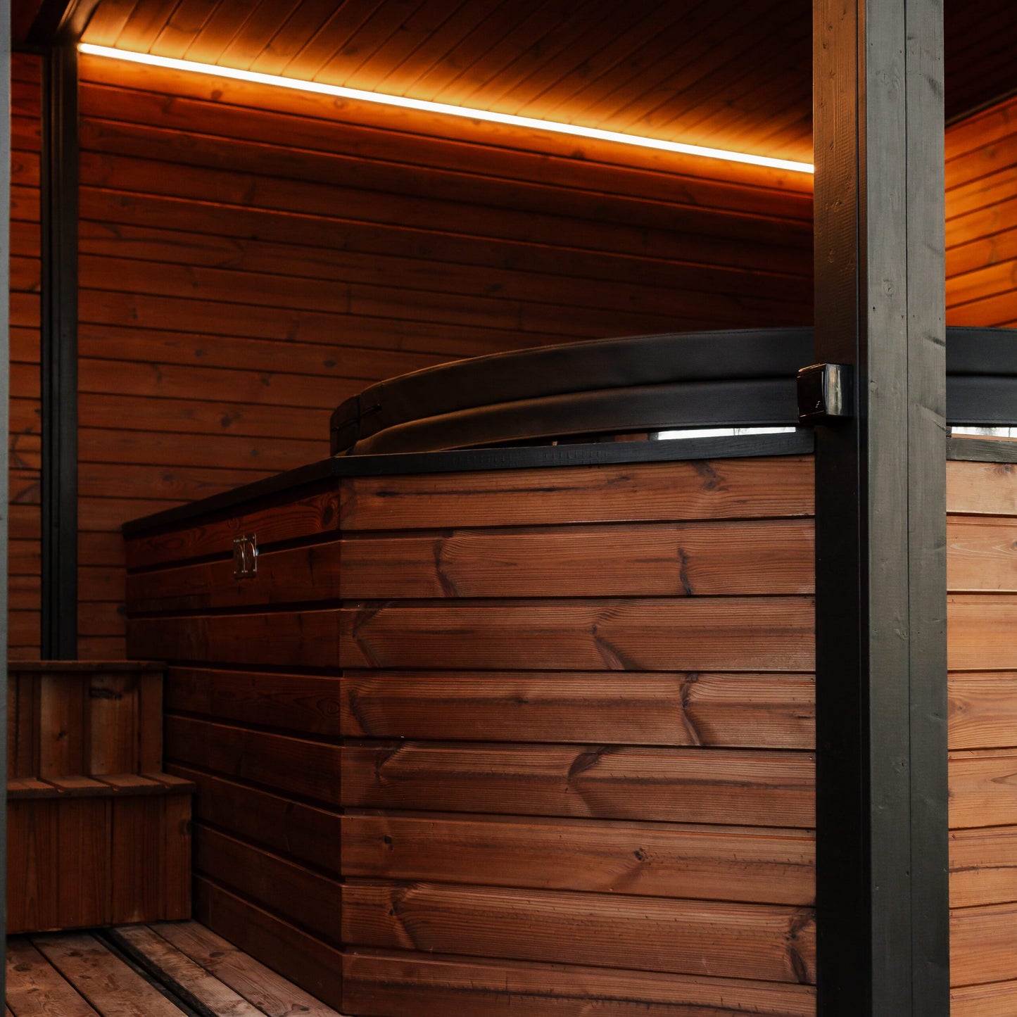 Thermoholz-Außensauna mit integriertem Hot Tub