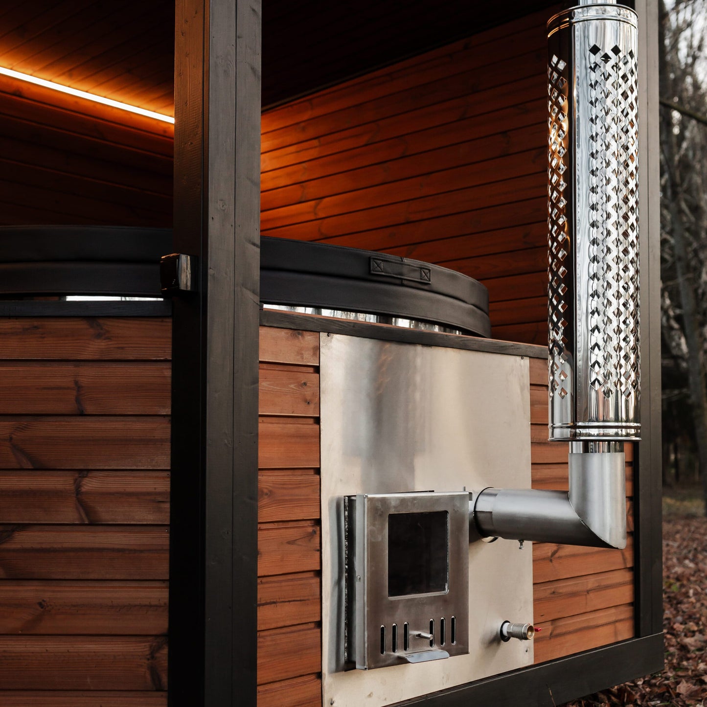 Thermoholz-Außensauna mit integriertem Hot Tub