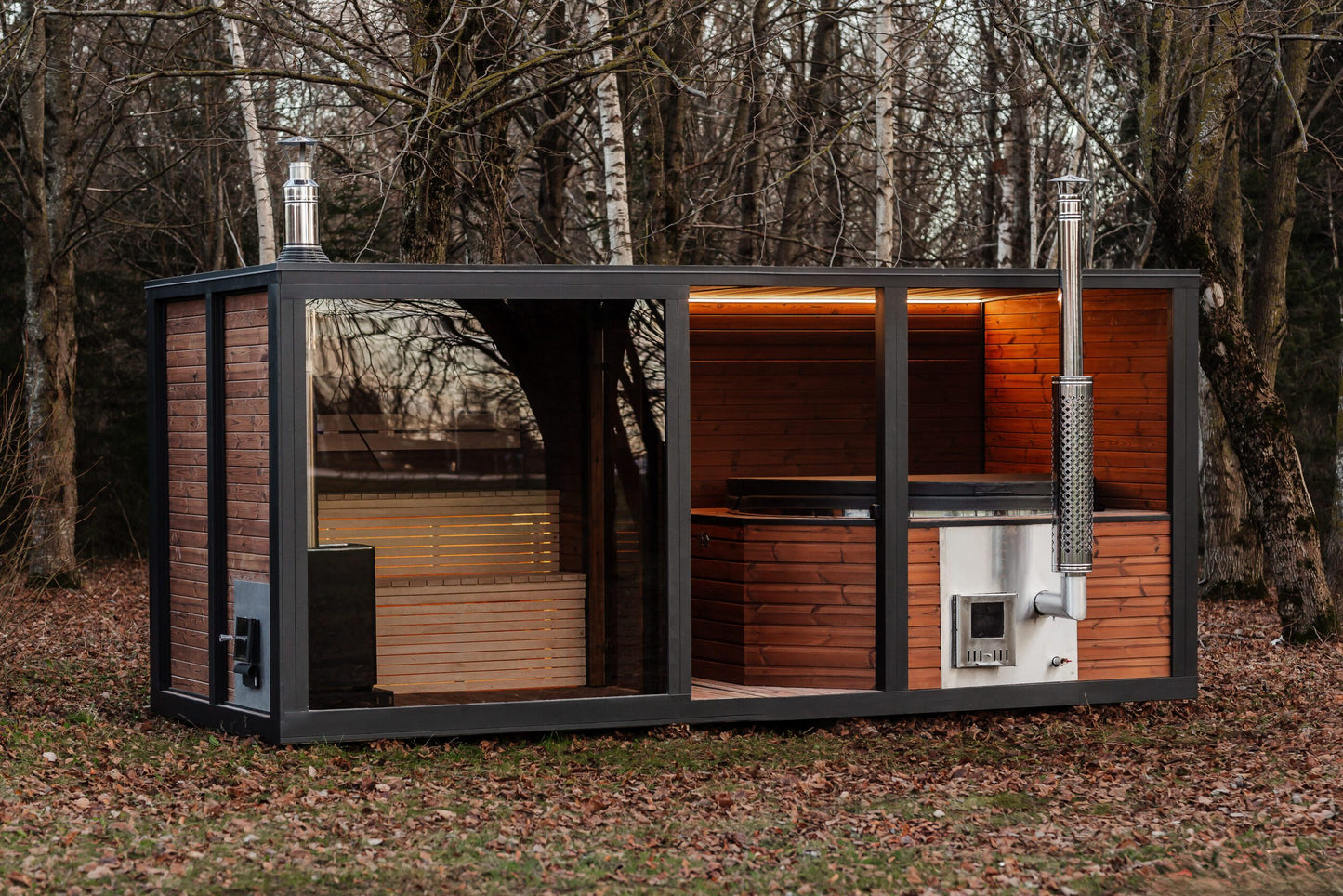 Thermoholz-Außensauna mit integriertem Hot Tub