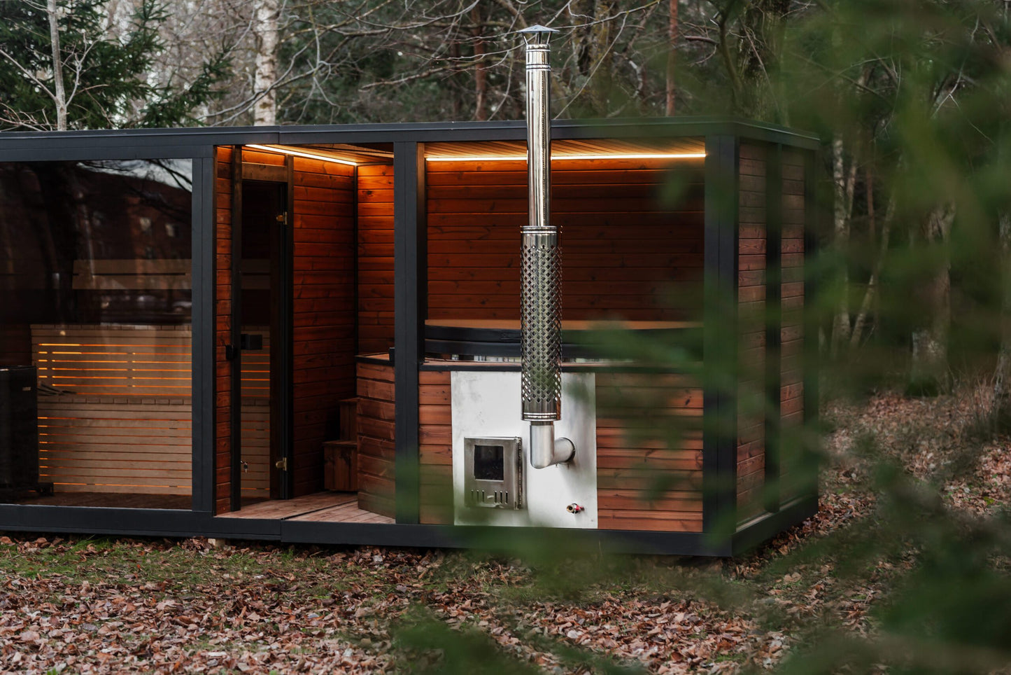 Thermoholz-Außensauna mit integriertem Hot Tub