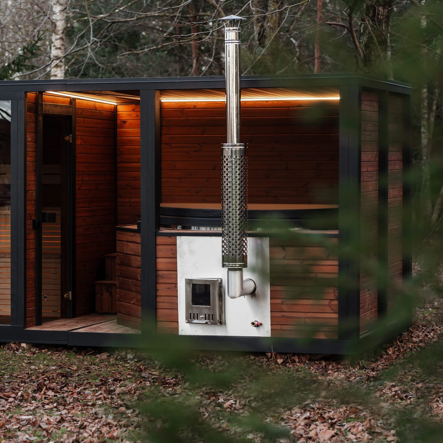 Thermoholz-Außensauna mit integriertem Hot Tub