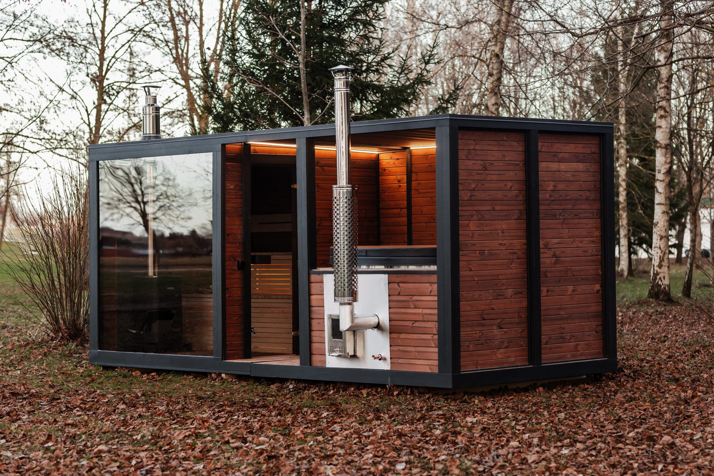 Thermoholz-Außensauna mit integriertem Hot Tub