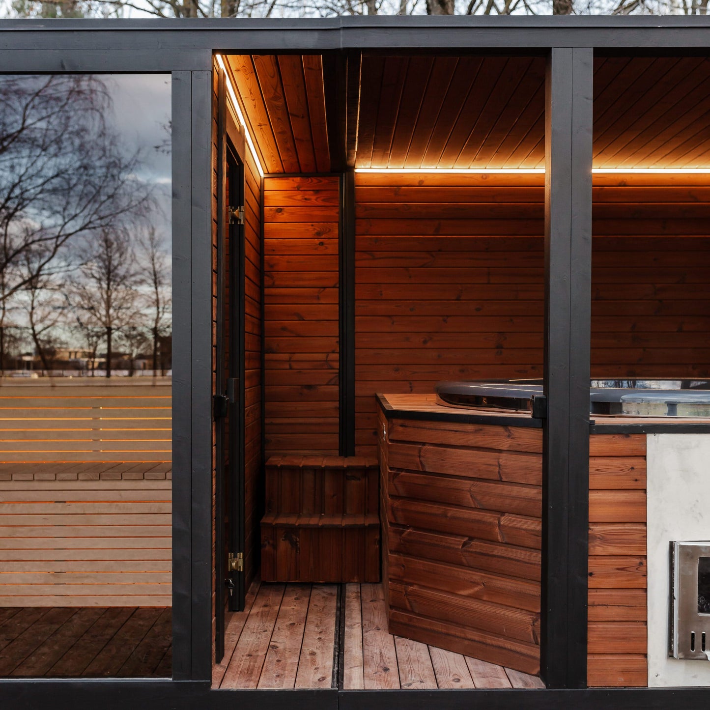 Thermoholz-Außensauna mit integriertem Hot Tub