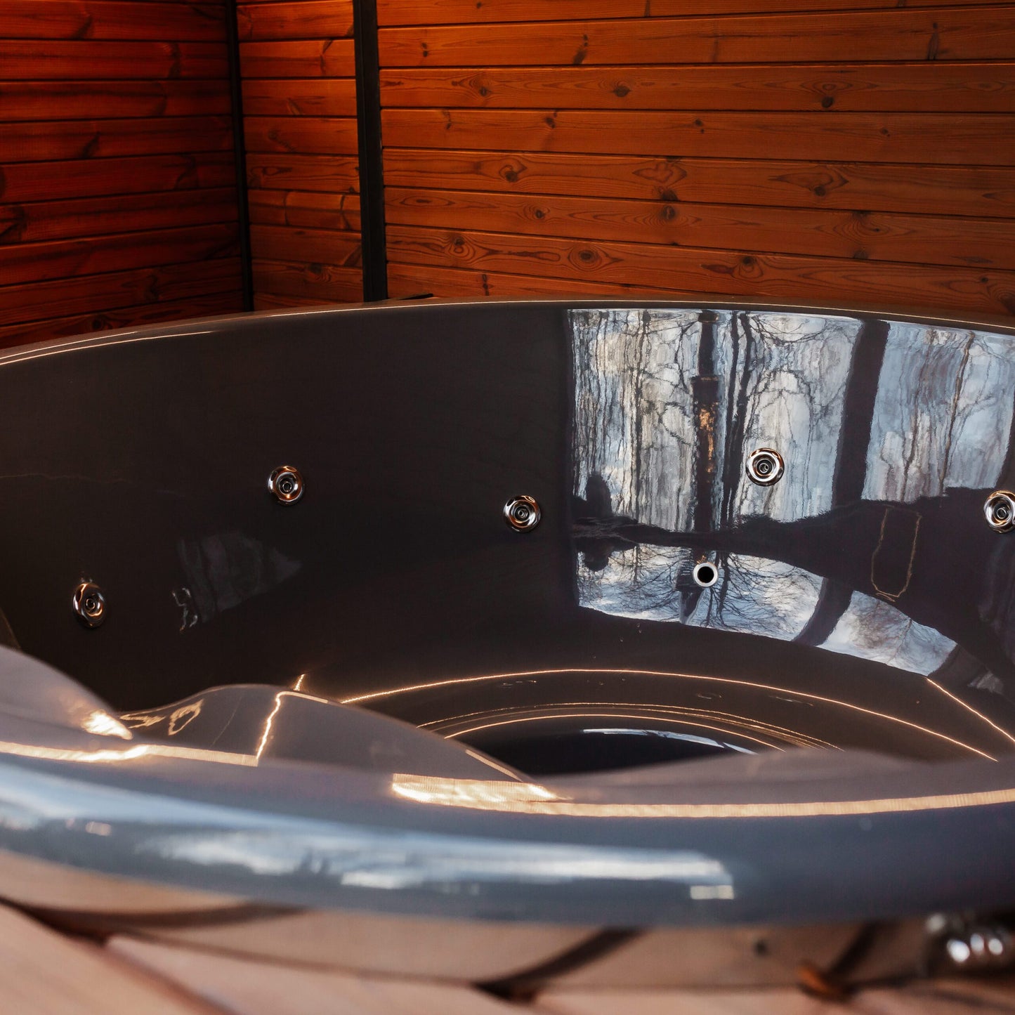 Thermoholz-Außensauna mit integriertem Hot Tub