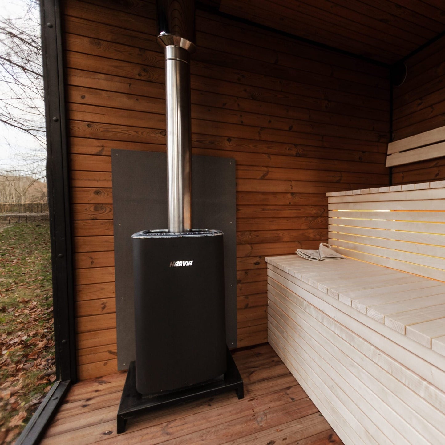 Thermoholz-Außensauna mit integriertem Hot Tub
