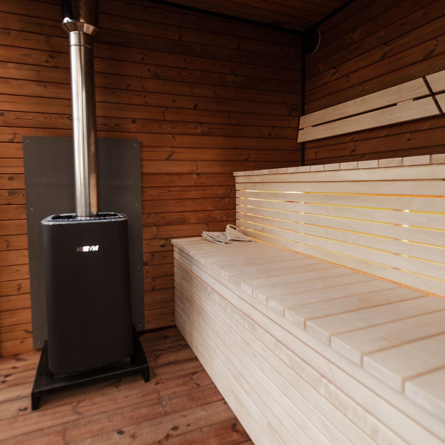 Thermoholz-Außensauna mit integriertem Hot Tub