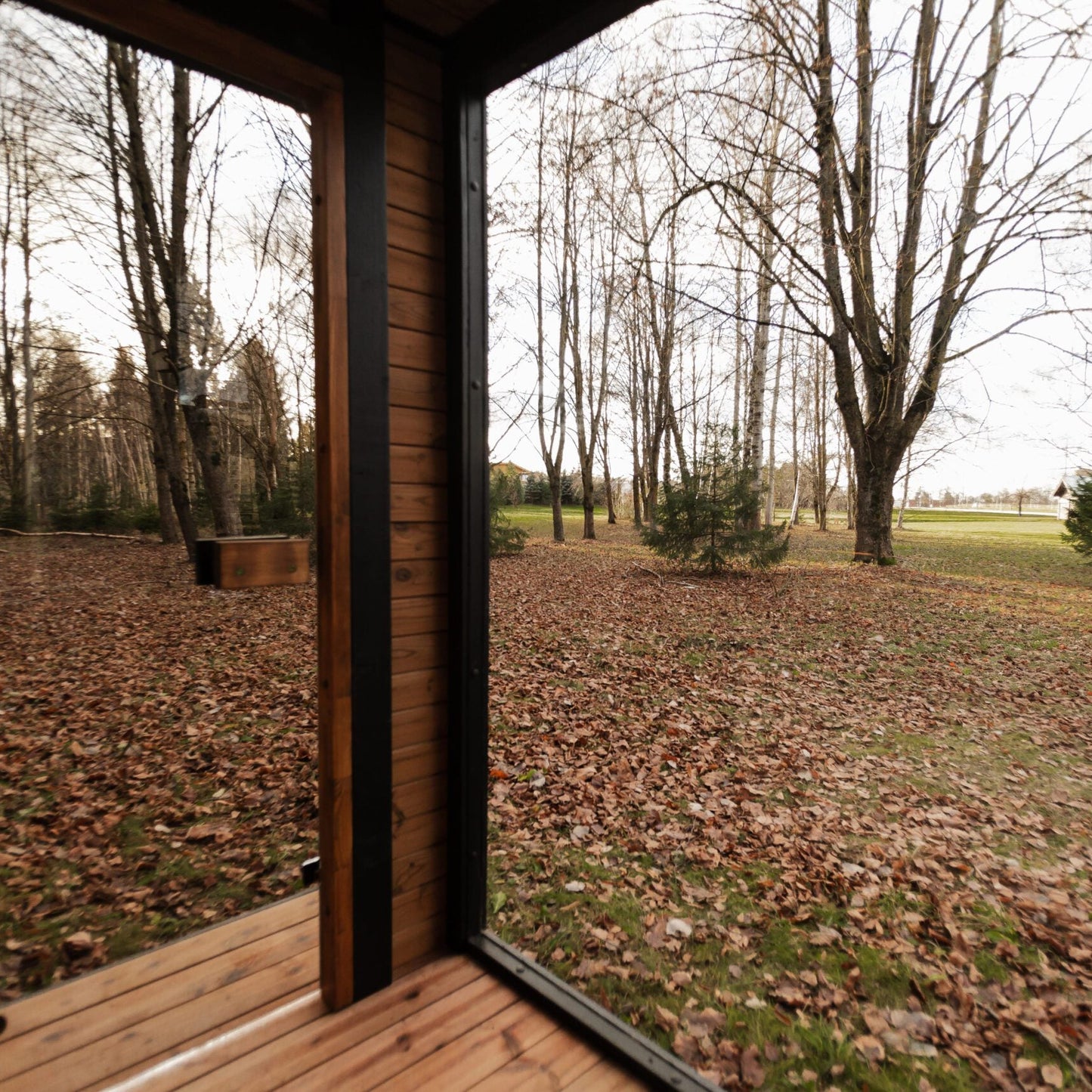 Thermoholz-Außensauna mit integriertem Hot Tub