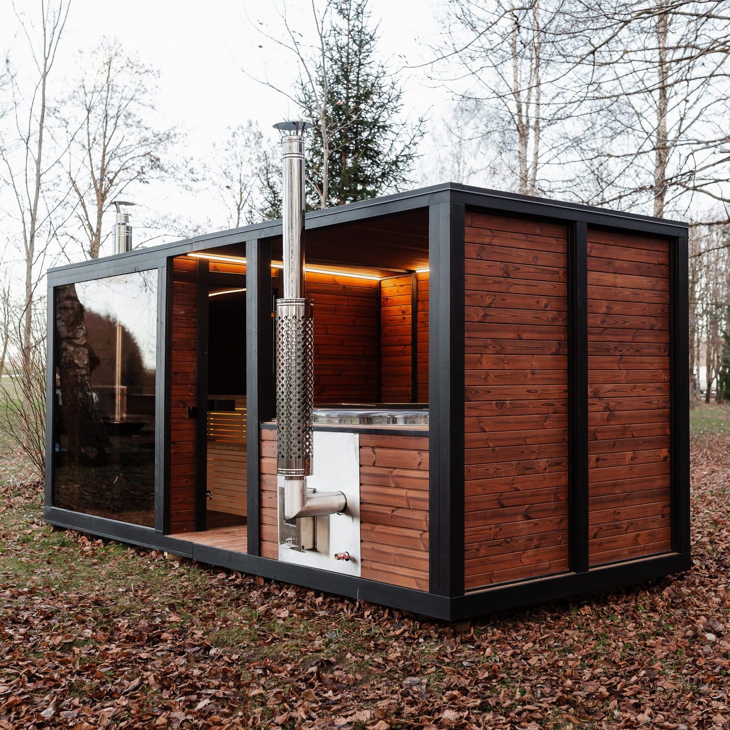 Thermoholz-Außensauna mit integriertem Hot Tub