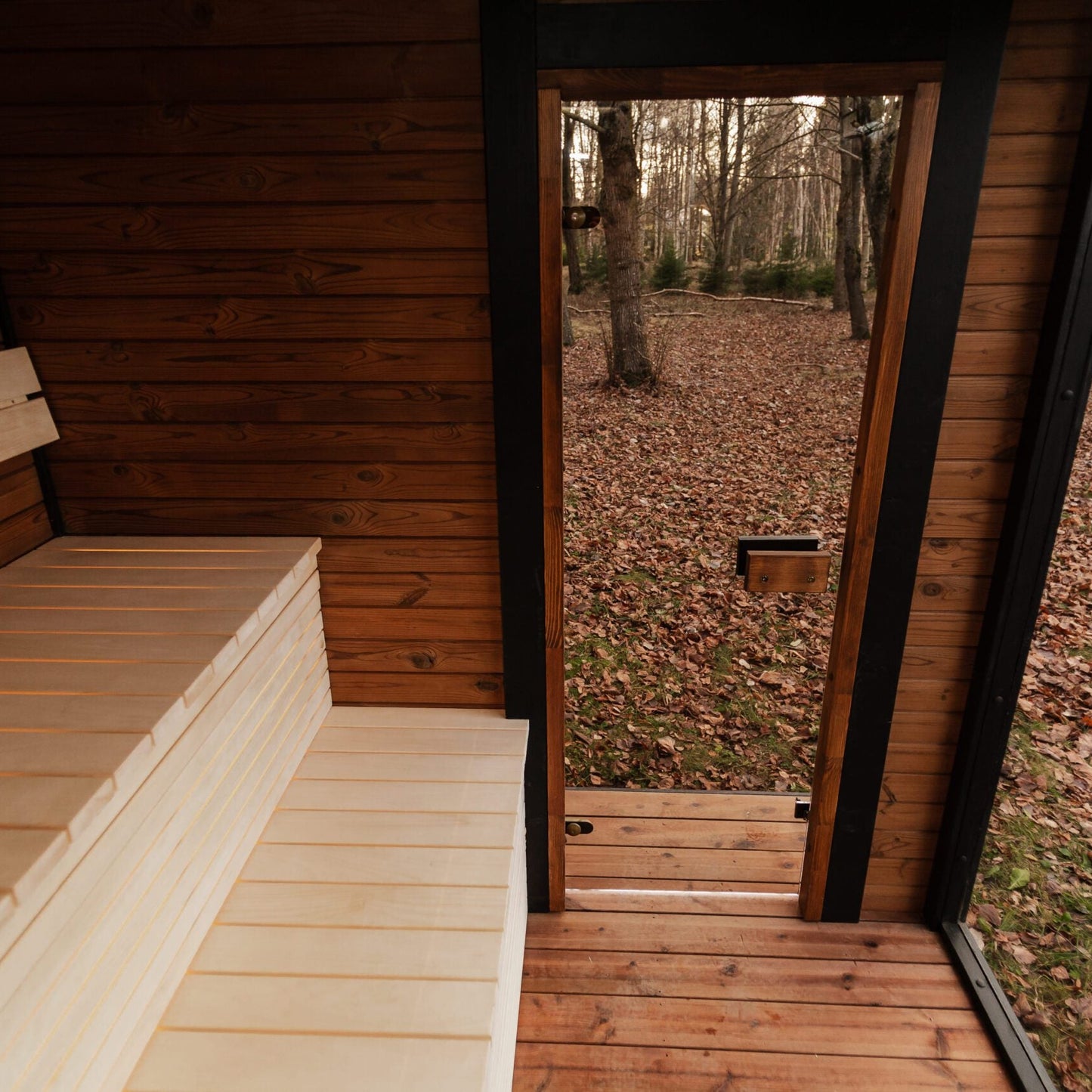 Thermoholz-Außensauna mit integriertem Hot Tub