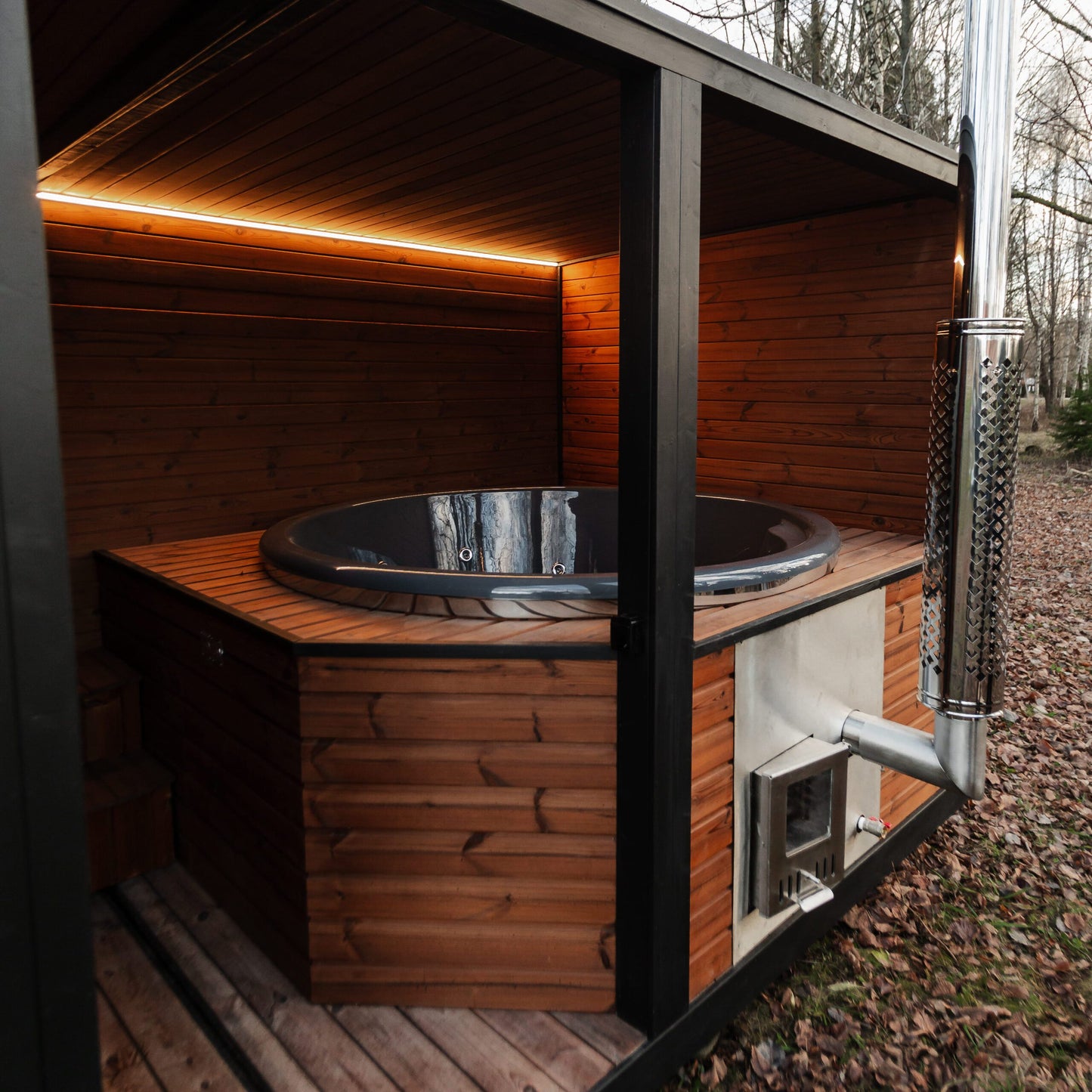 Thermoholz-Außensauna mit integriertem Hot Tub