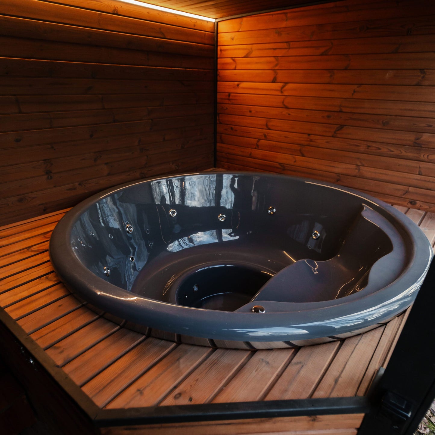 Thermoholz-Außensauna mit integriertem Hot Tub