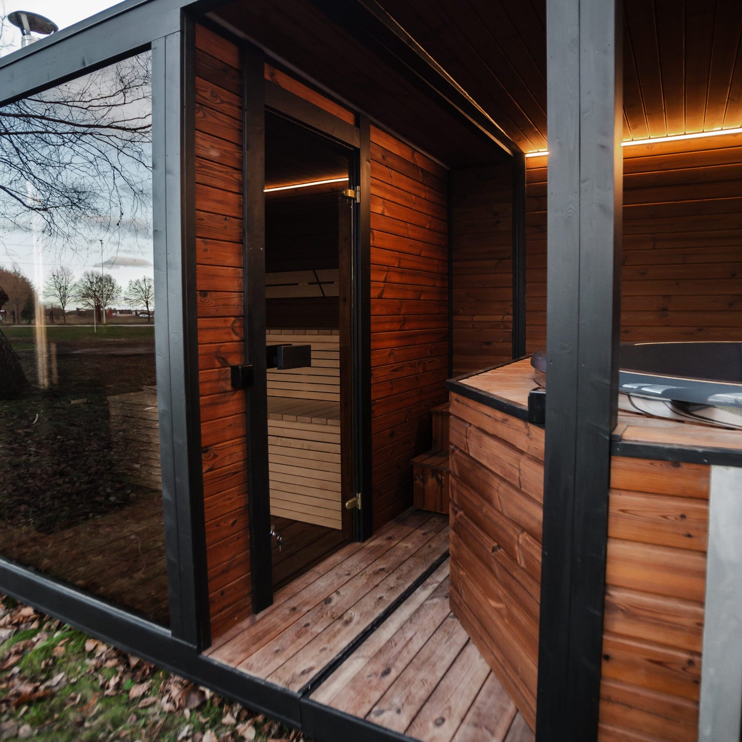 Thermoholz-Außensauna mit integriertem Hot Tub