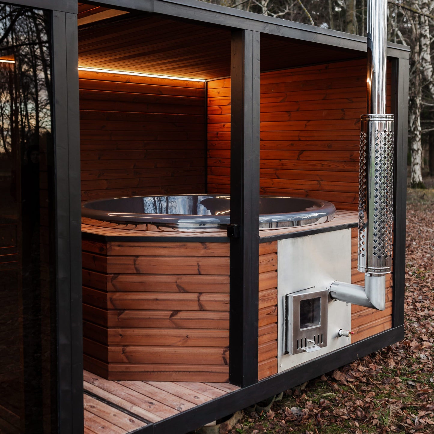 Thermoholz-Außensauna mit integriertem Hot Tub