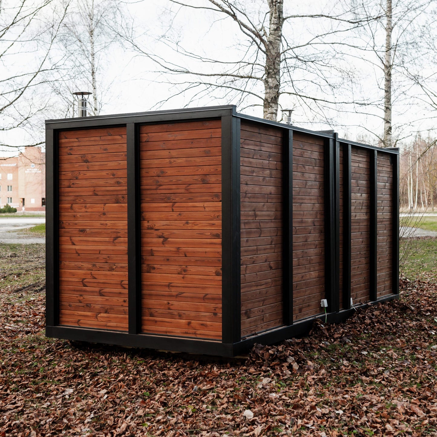 Thermoholz-Außensauna mit integriertem Hot Tub
