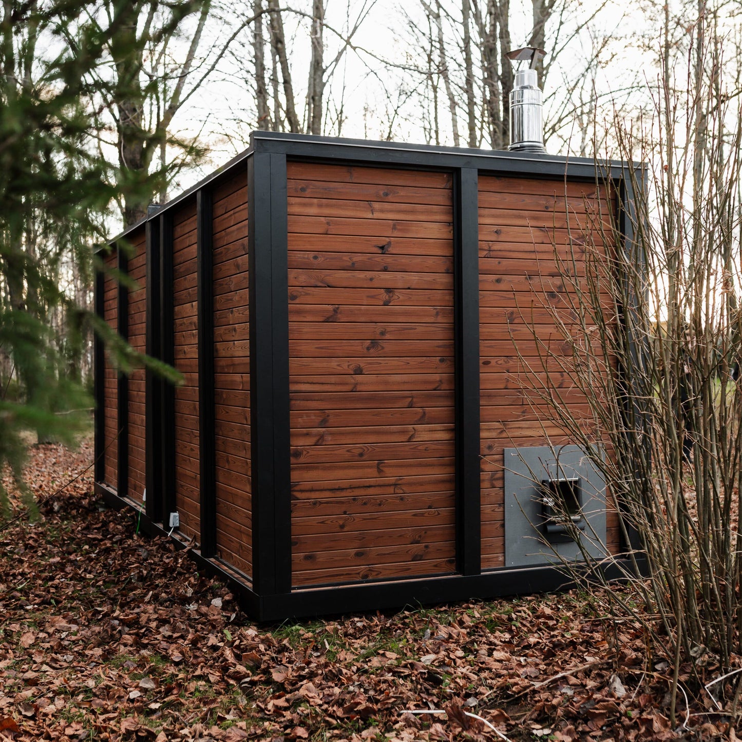 Thermoholz-Außensauna mit integriertem Hot Tub