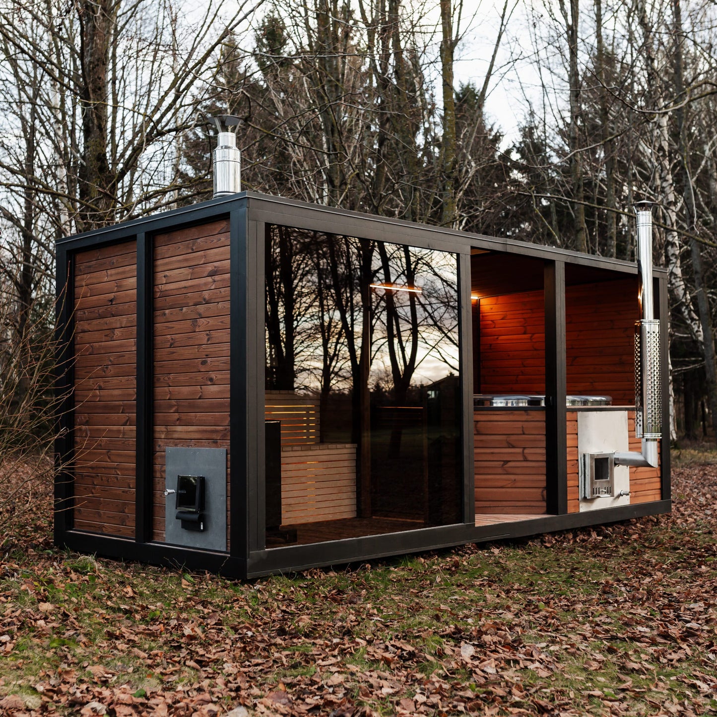 Thermoholz-Außensauna mit integriertem Hot Tub