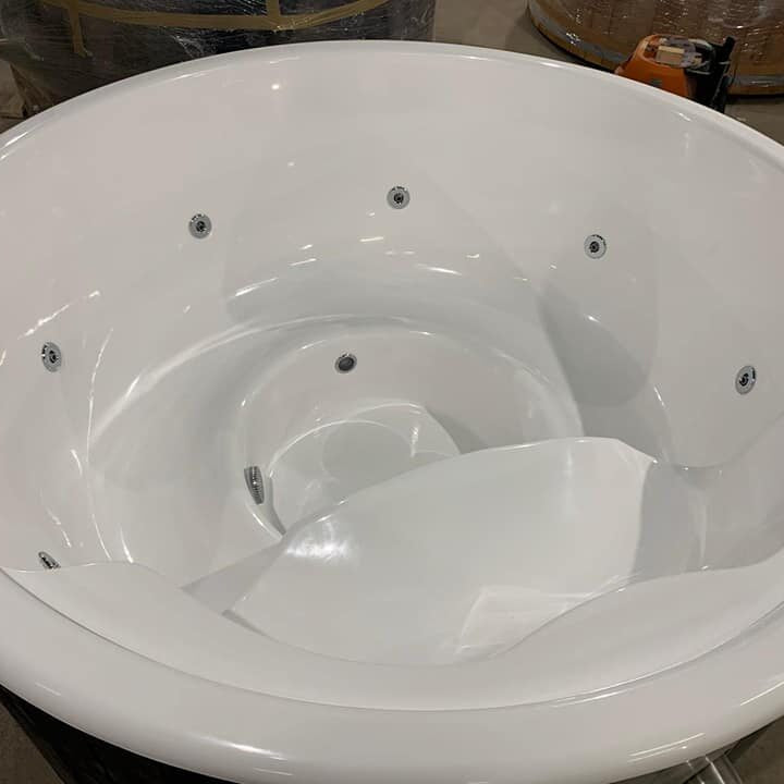 WHIRLPOOL AUS GLASFASER MIT AUSSENOFEN mit Leiter und Schränken für Brennholz und Trittstufe