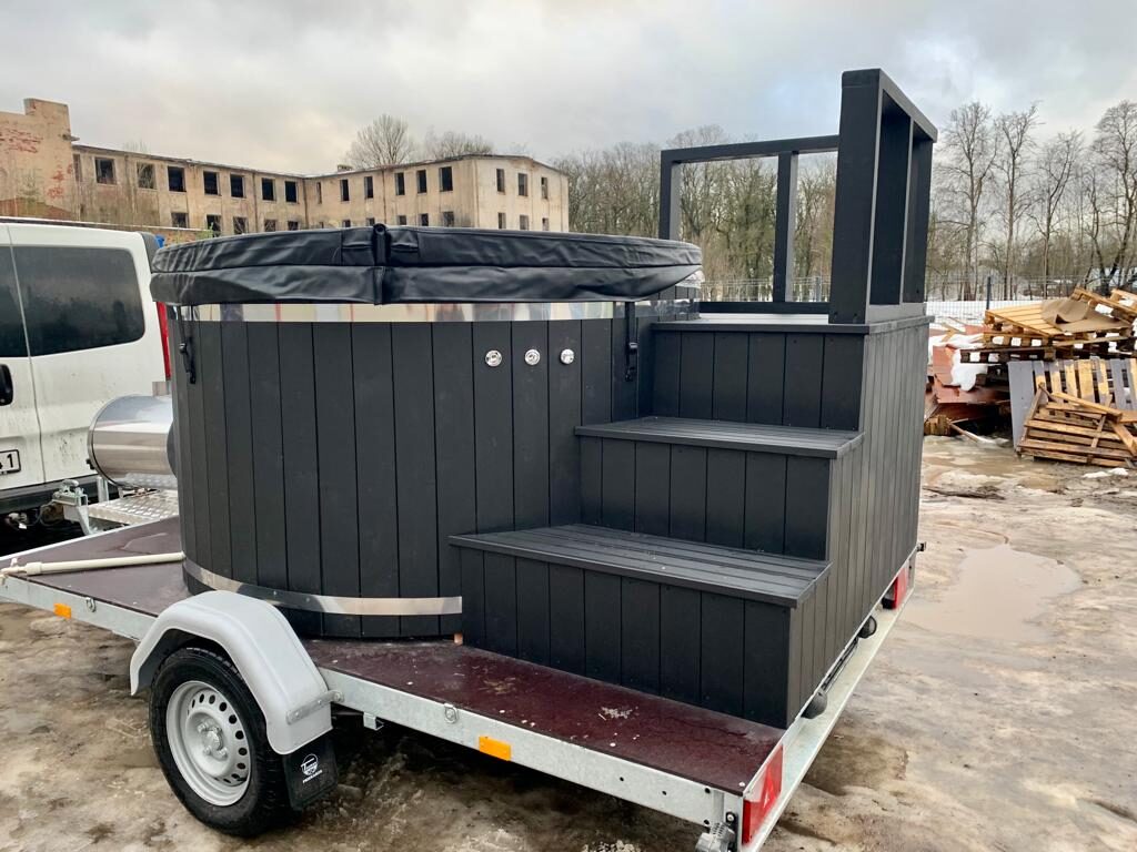 WHIRLPOOL AUS FIBERGLAS MIT AUSSENOFEN mit Seitenleiter