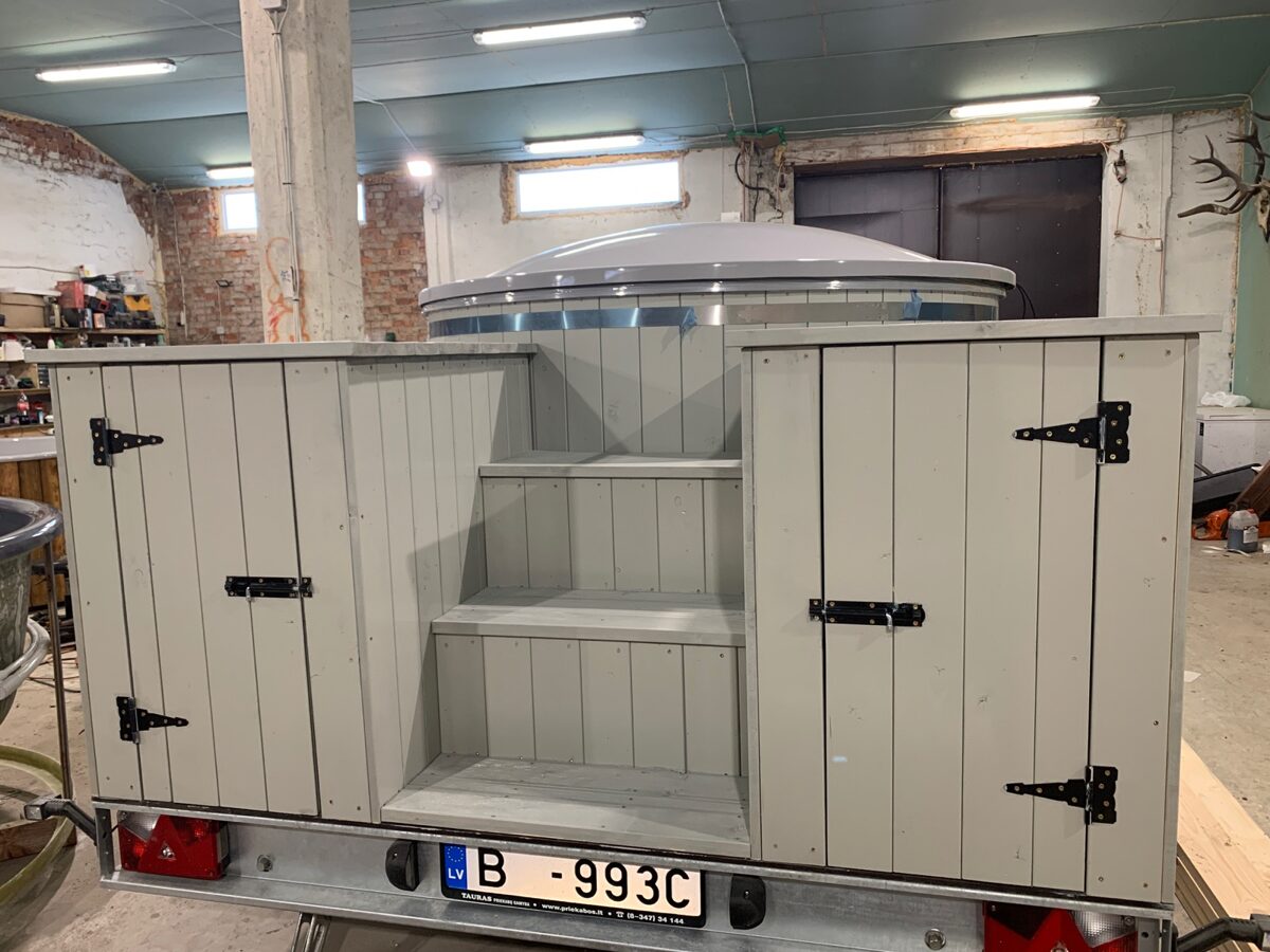 WHIRLPOOL AUS GLASFASER MIT AUSSENOFEN mit Leiter und Schränken für Brennholz und Trittstufe