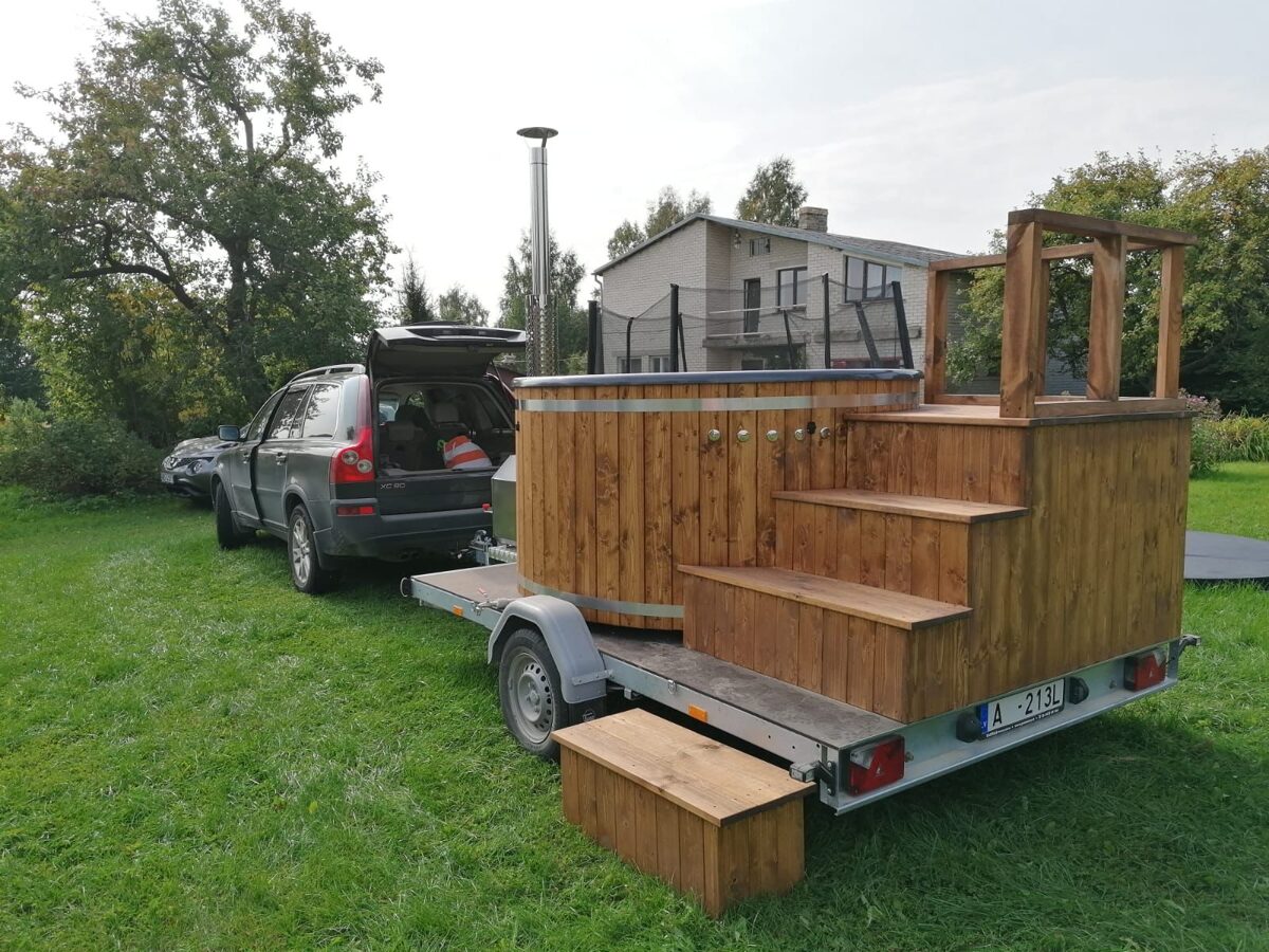 WHIRLPOOL AUS FIBERGLAS MIT AUSSENOFEN mit Seitenleiter