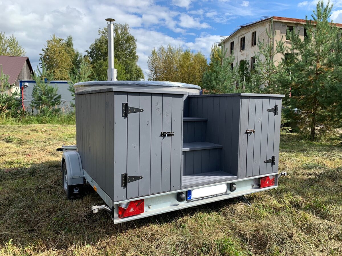 WHIRLPOOL AUS GLASFASER MIT AUSSENOFEN mit Leiter und Schränken für Brennholz und Trittstufe