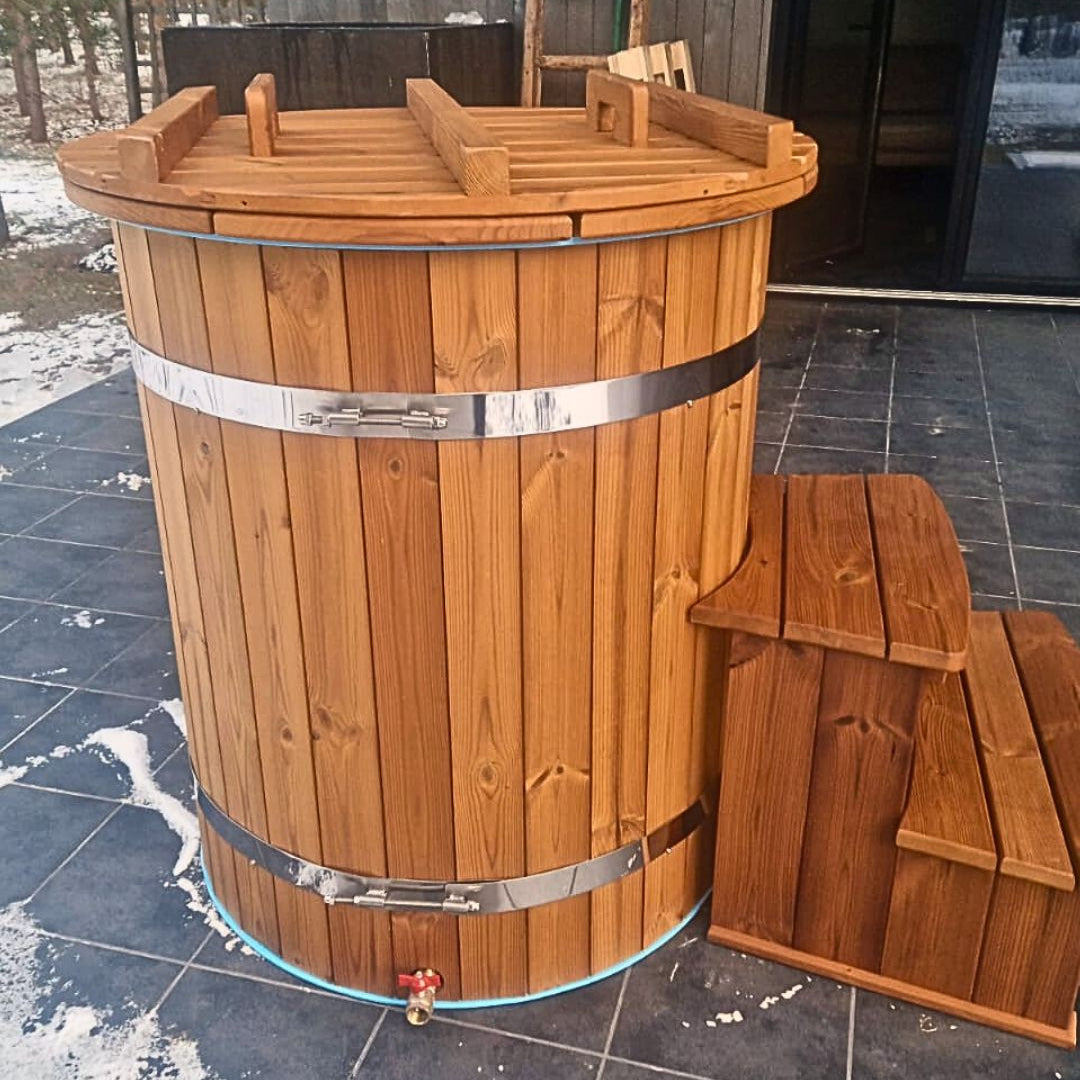 Outdoor round ice bath tub for wellness and post-sauna cooling