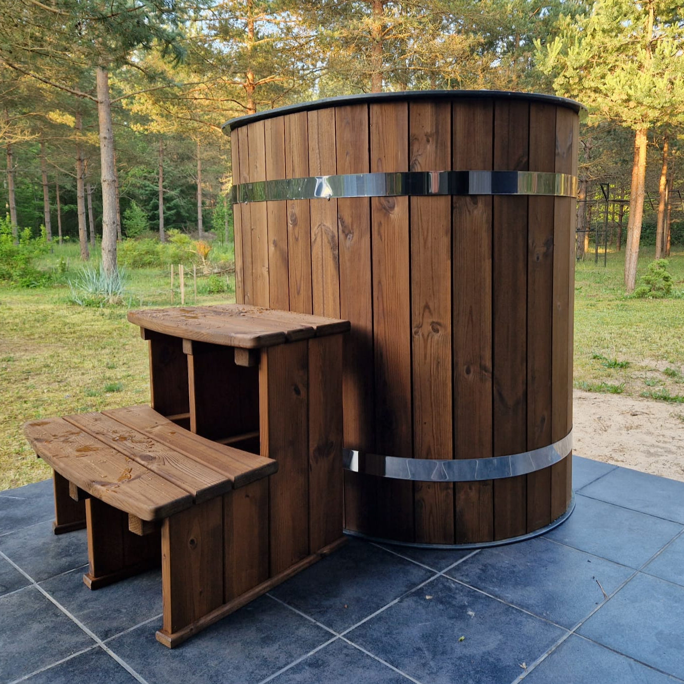 Oval cold plunge bath tub for hydrotherapy and recovery