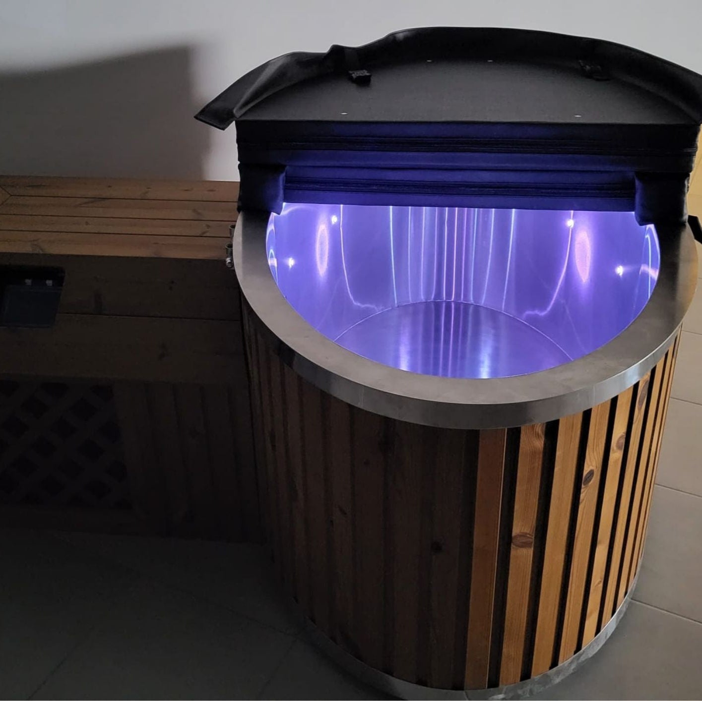 Cold plunge tub with chiller – outdoor ice bath for wellness, health and therapy"