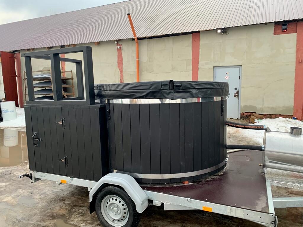 WHIRLPOOL AUS FIBERGLAS MIT AUSSENOFEN mit Seitenleiter