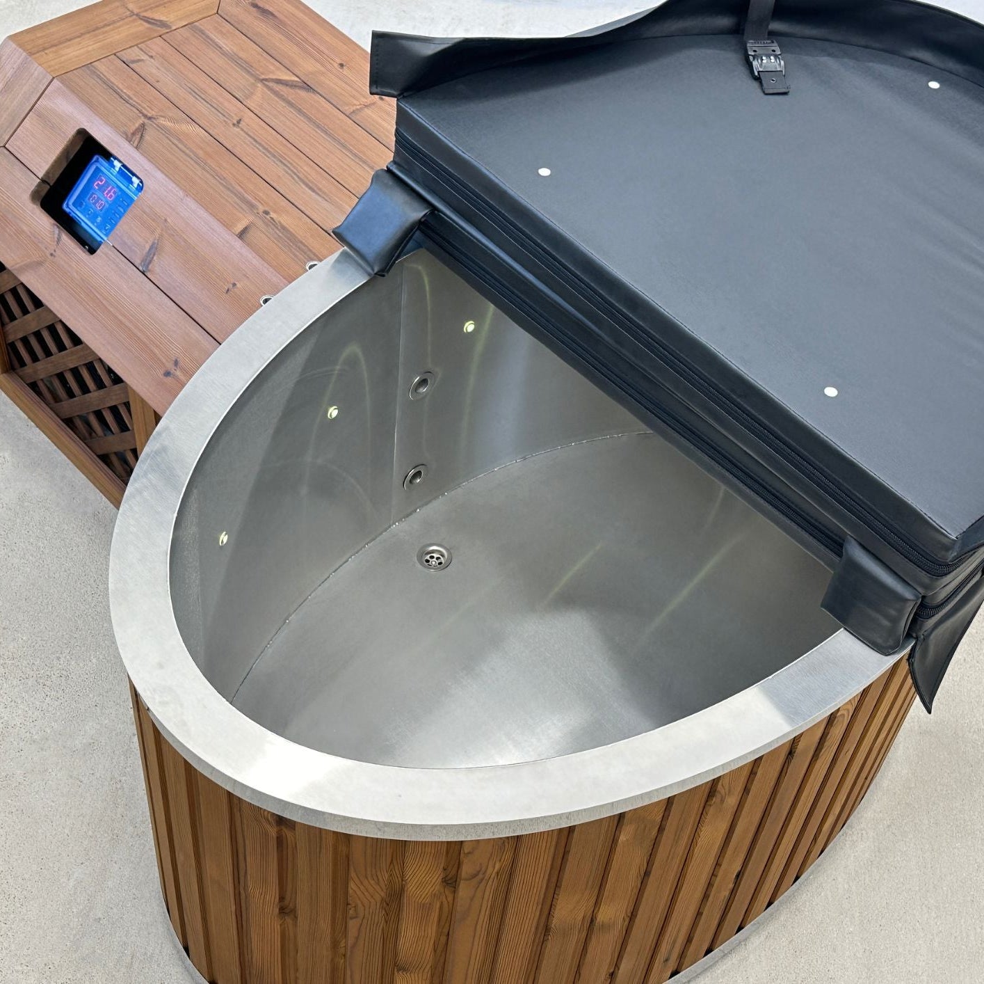 Ice bath tub and cold plunge pool with chiller system for home and fitness recovery