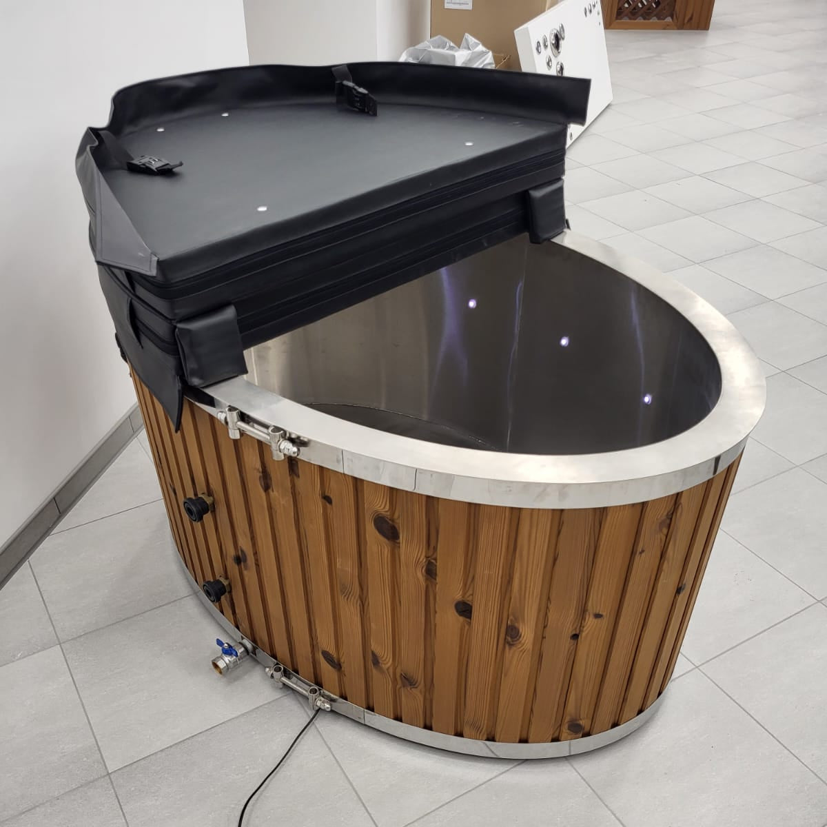 Ice tub and cold plunge spa with integrated chiller for athletes and fitness recovery