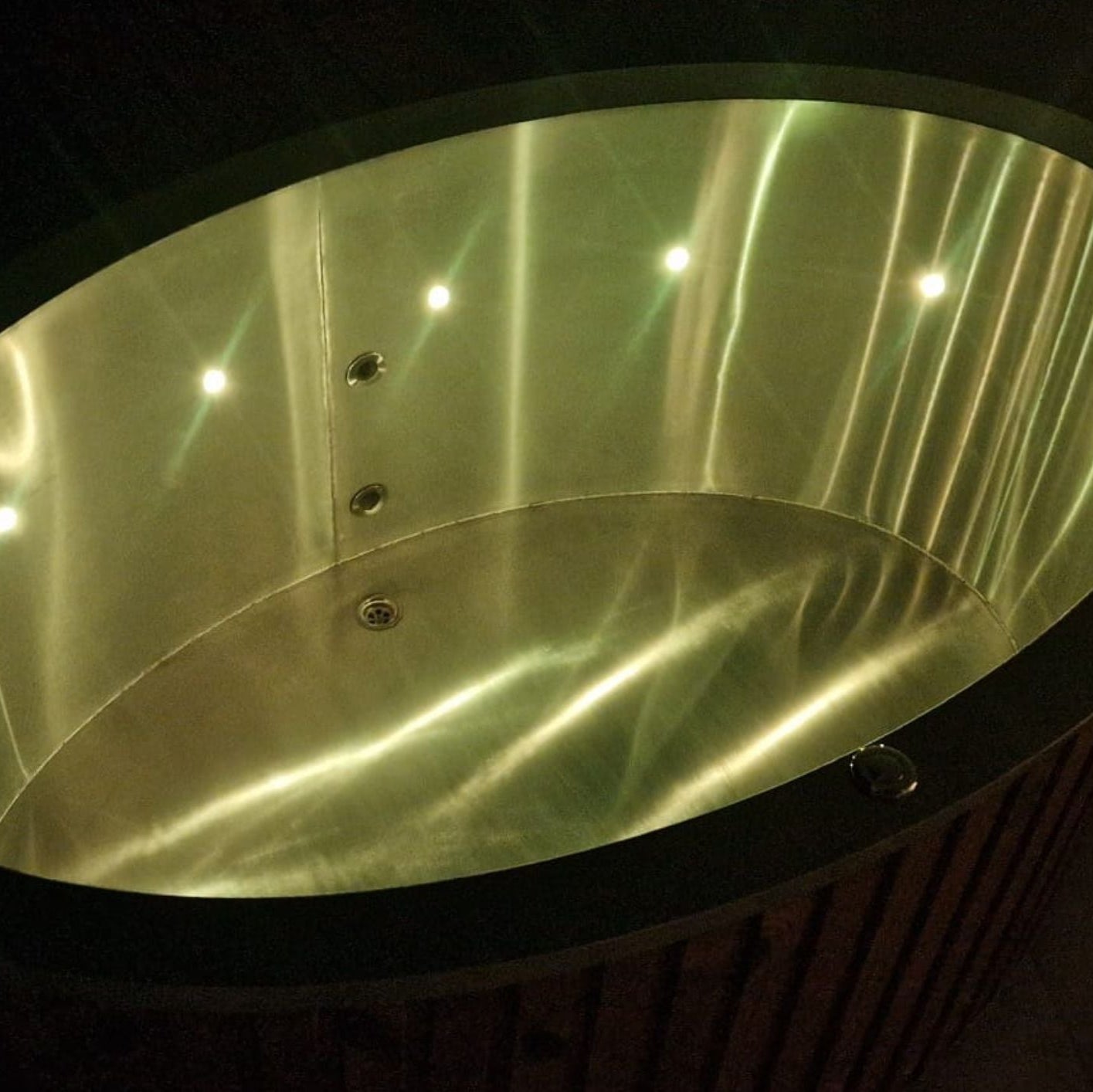Cold plunge tub with chiller – outdoor ice bath for wellness, health and therapy