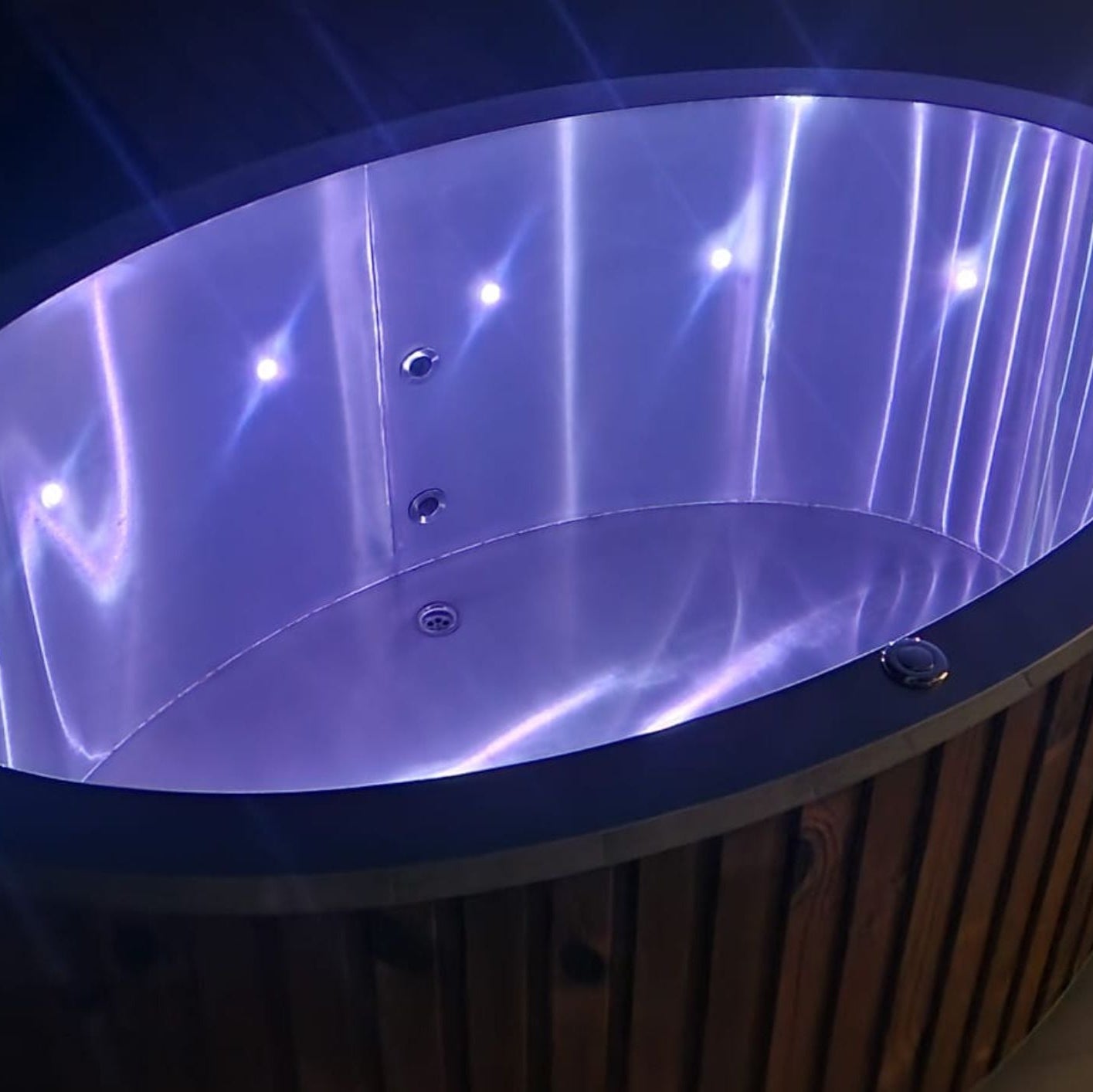 Outdoor cold plunge ice tub with powerful chiller for fast muscle recovery and spa use