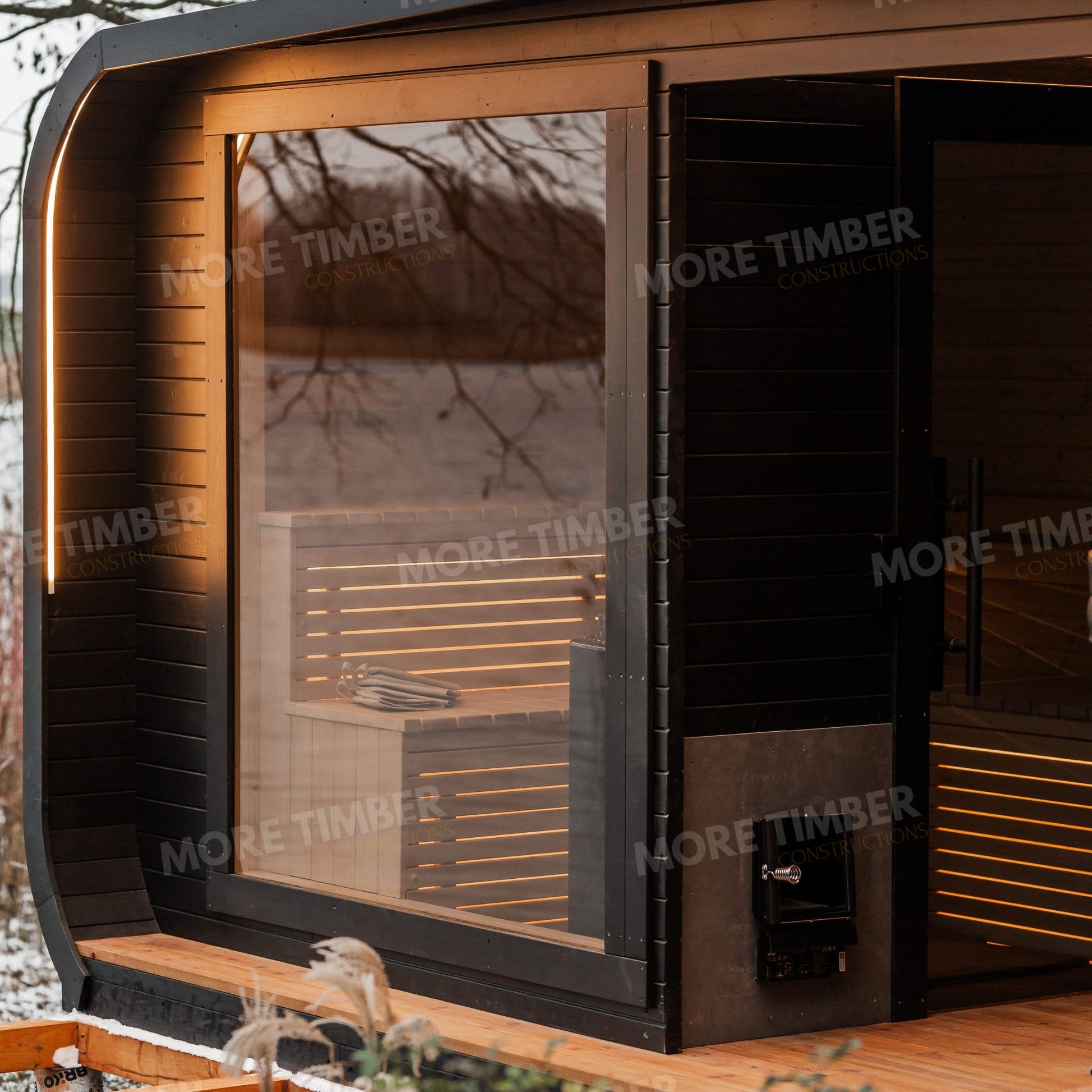 Outdoor sauna and jacuzzi under the stars