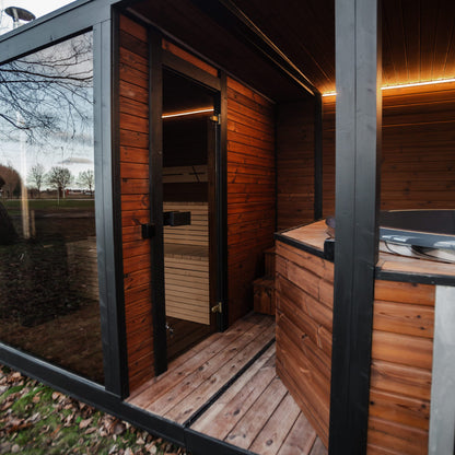 Thermoholz-Außensauna mit integriertem Hot Tub