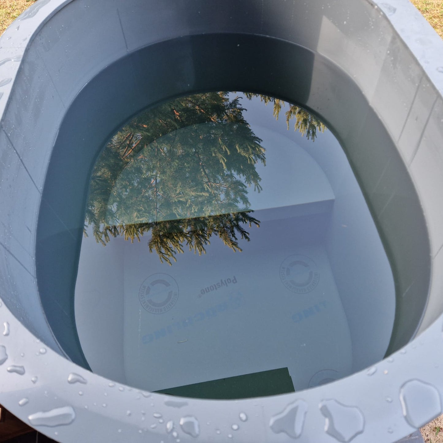 Classic style oval cold water tub for therapy and recovery