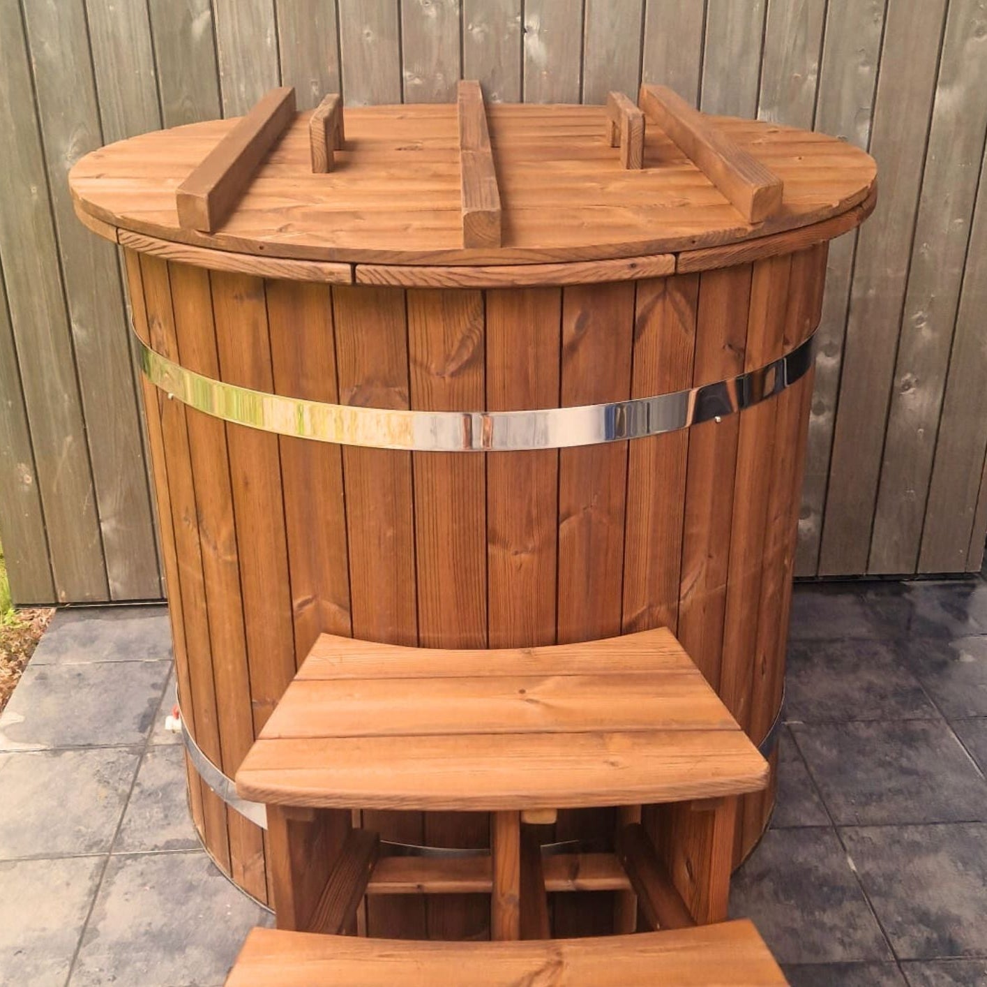 Classic style round cold water tub for therapy and recovery