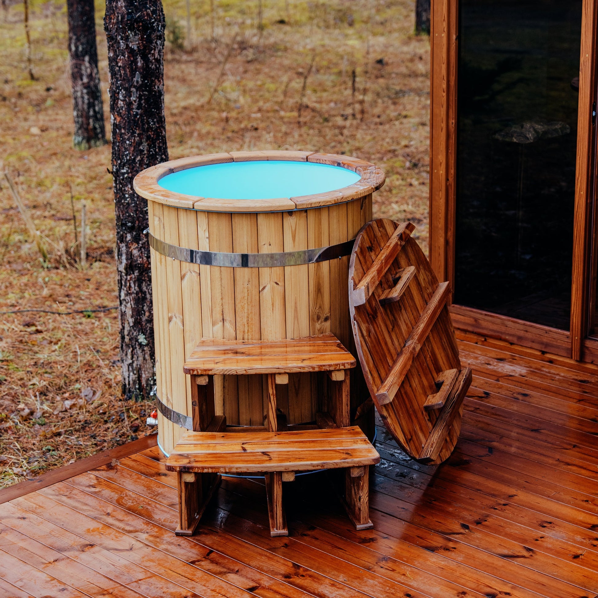 Compact cold plunge bath with round design for therapy sessions