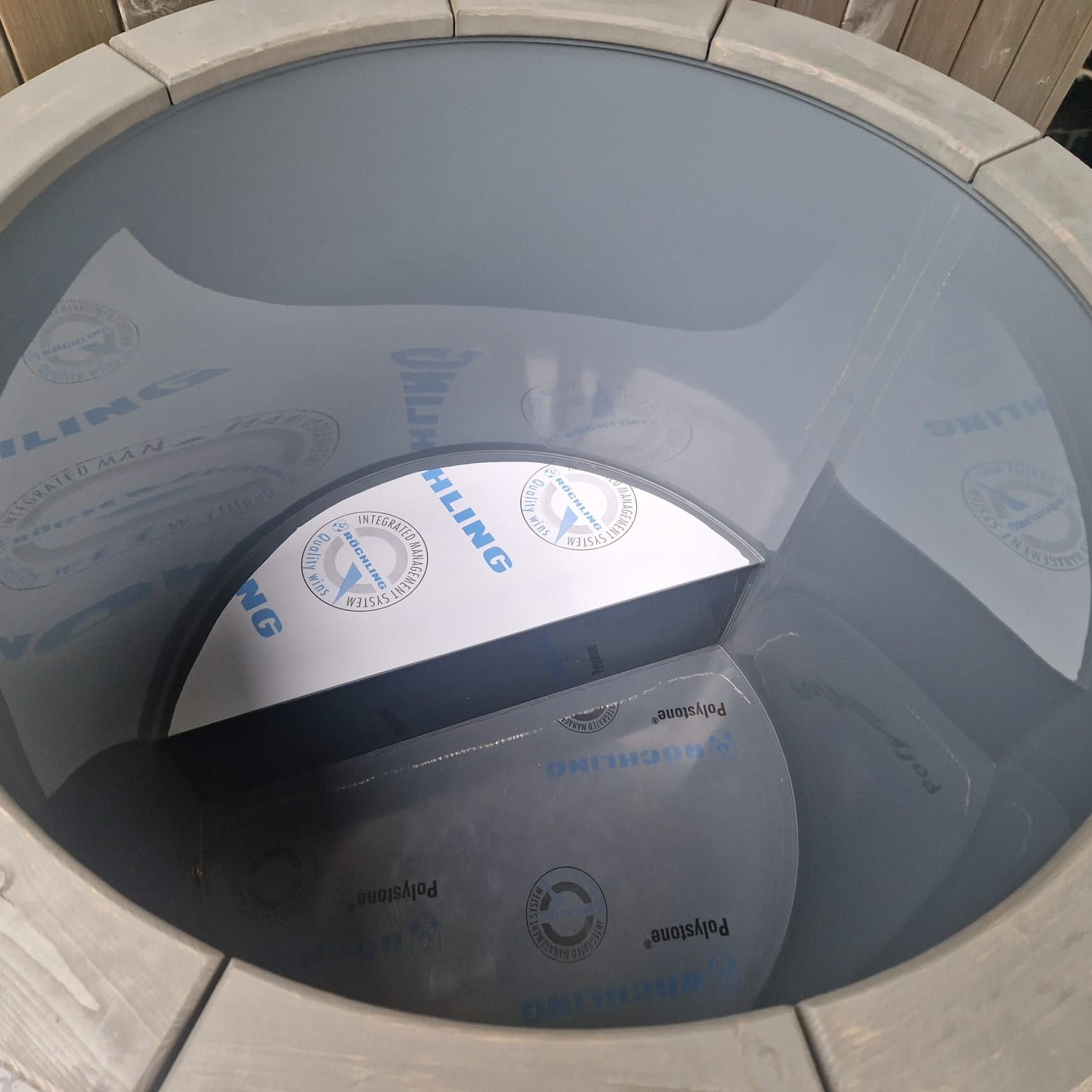 Outdoor round ice bath plunge tub for compact garden wellness