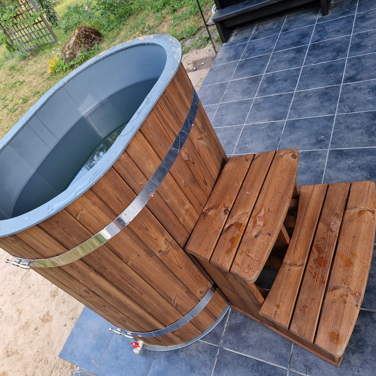 Oval cold plunge tub for sauna cooling and outdoor spa sessions