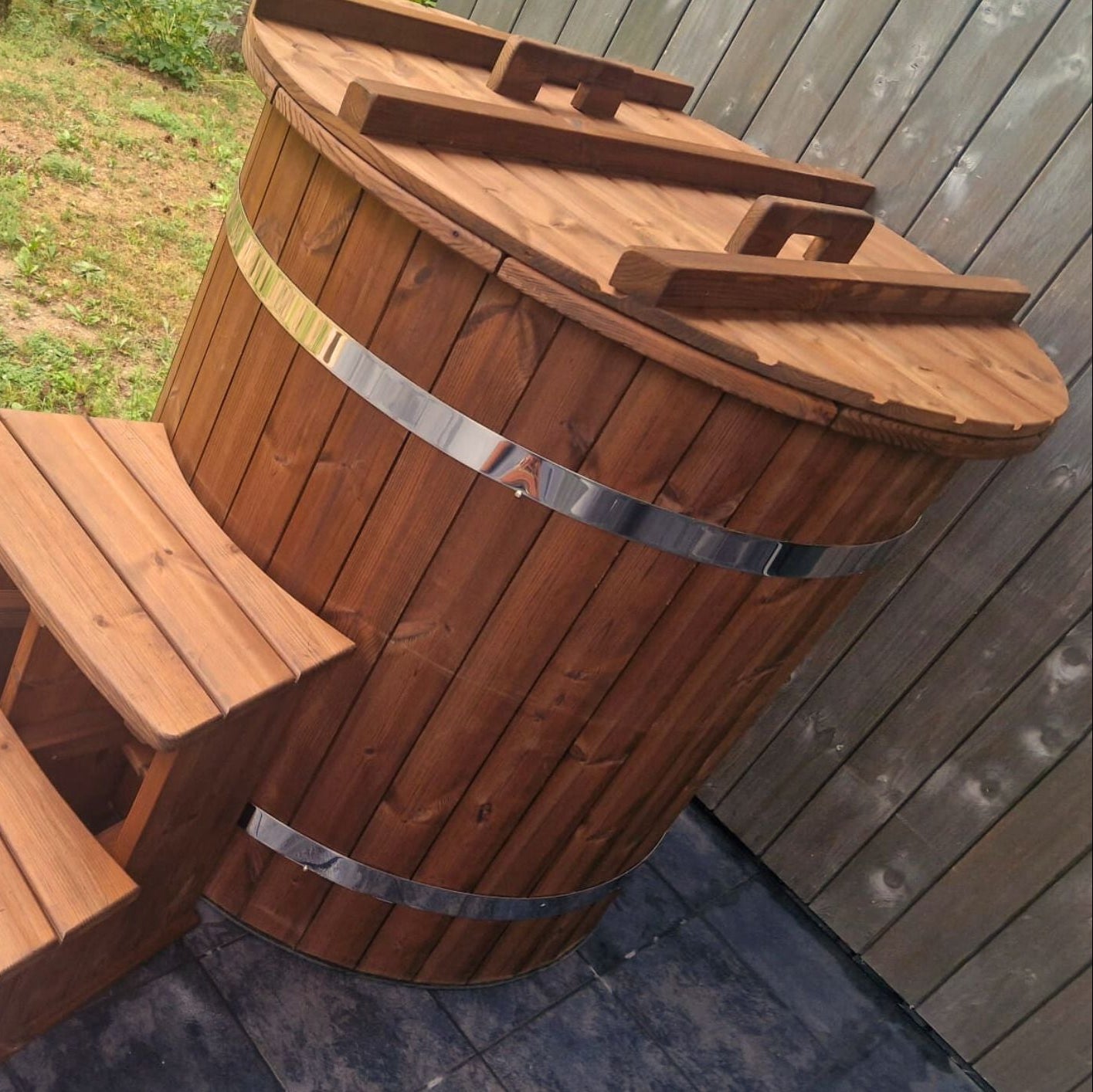 Round cold plunge bath tub for hydrotherapy and recovery
