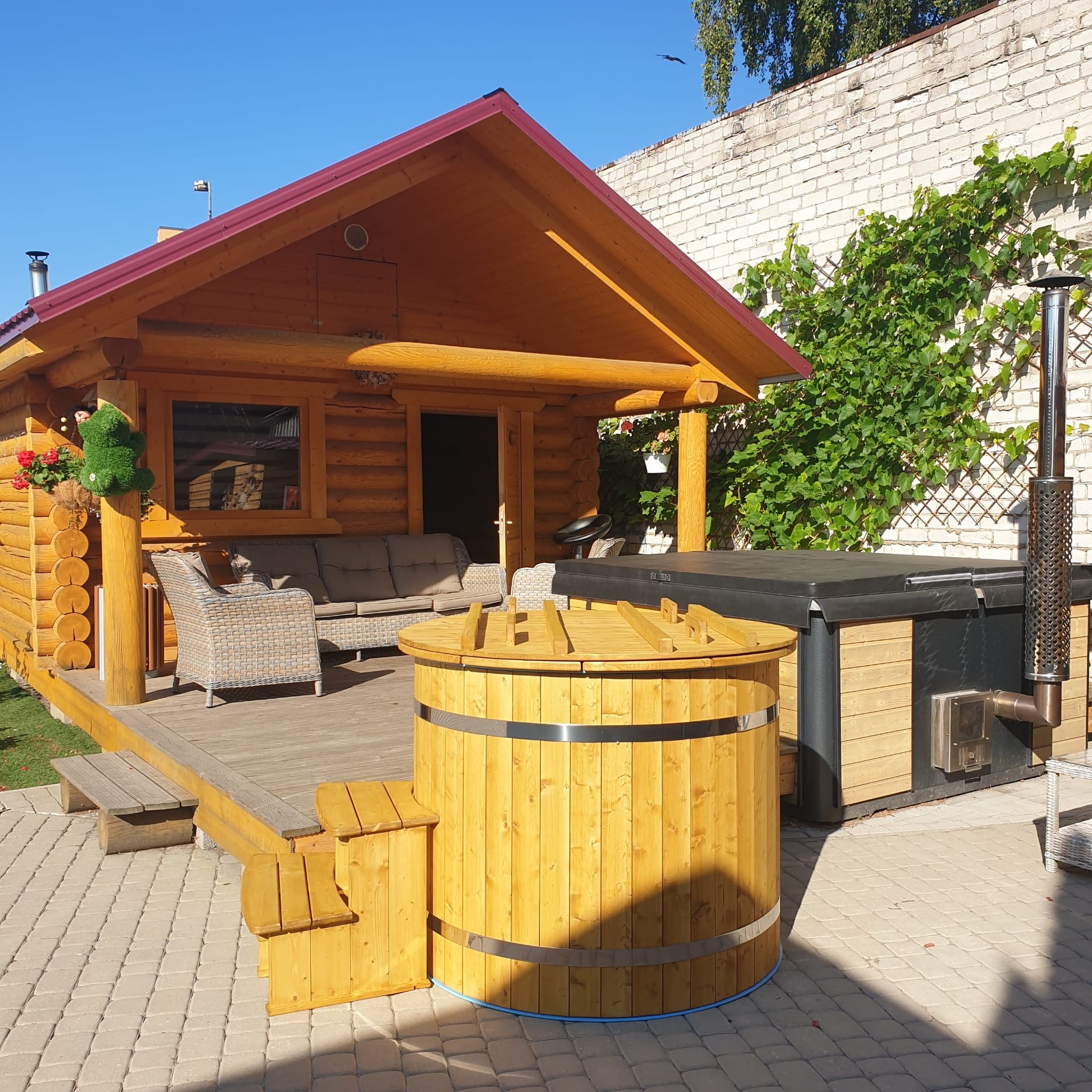 Compact outdoor ice water bath with round plunge tub design
