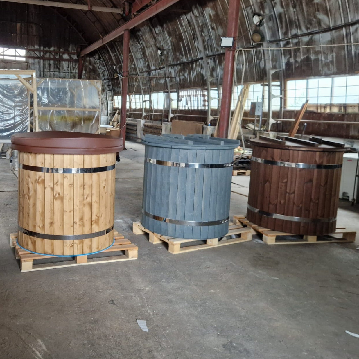 Round plunge tub for cold immersion after sauna heat sessions