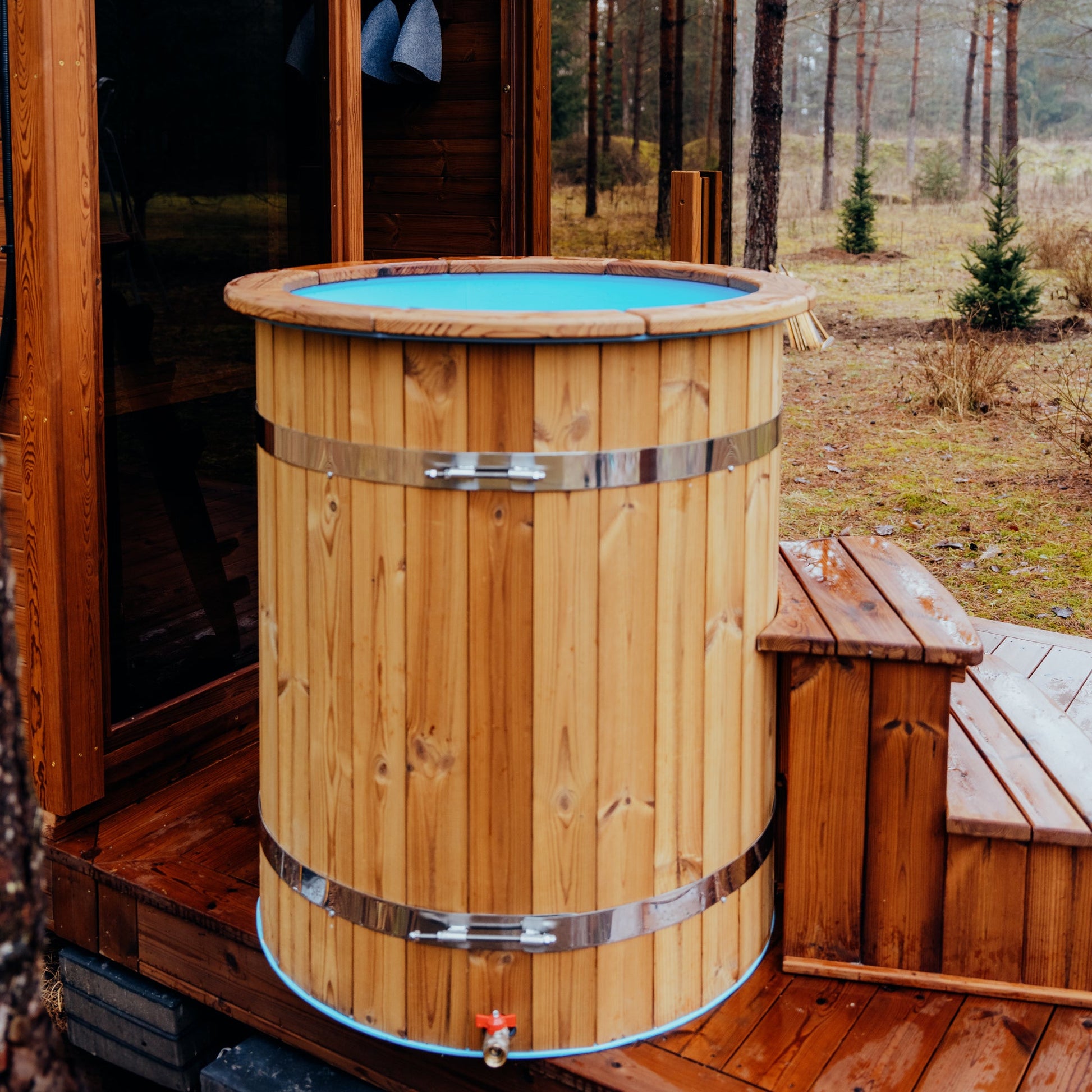 Athlete recovery round cold water tub for ice bath therapy