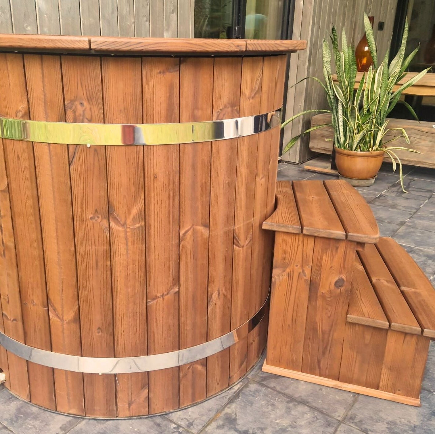 Compact outdoor round tub for cold water therapy and relaxation