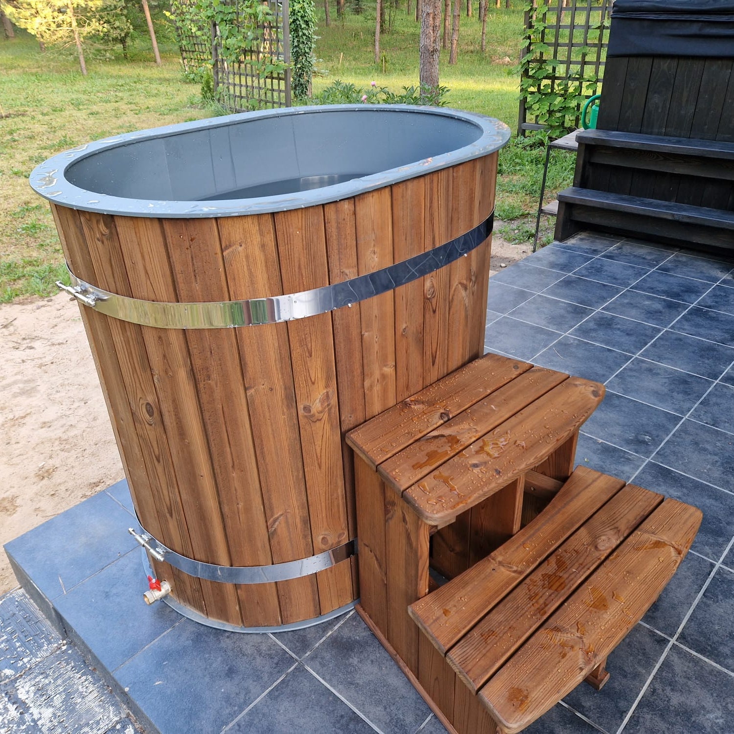 Small cold plunge tub with oval construction for limited spaces