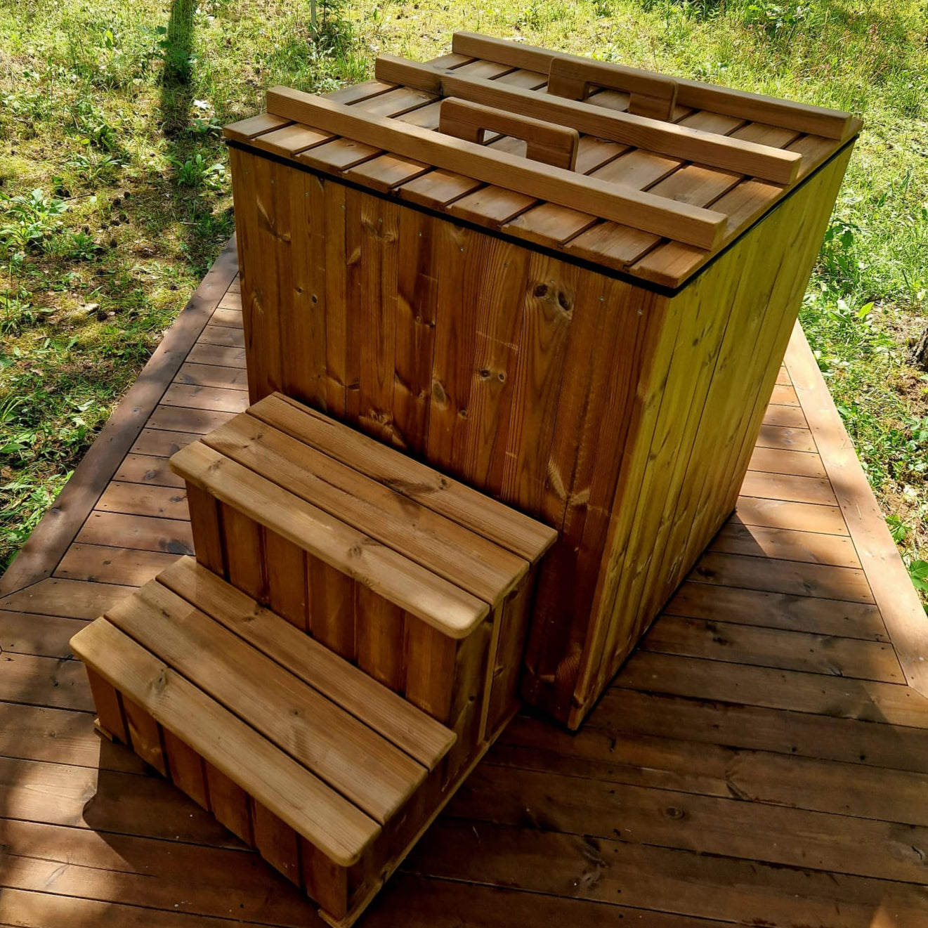 Square ice bath with Thermowood finish for sauna cooling