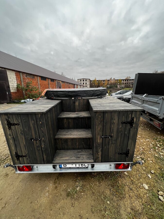 STIKLAŠĶIEDRAS BAĻĻA AR ĀRA KRĀSNI ar kāpnēm un skapīšiem malkai un pakāpienam